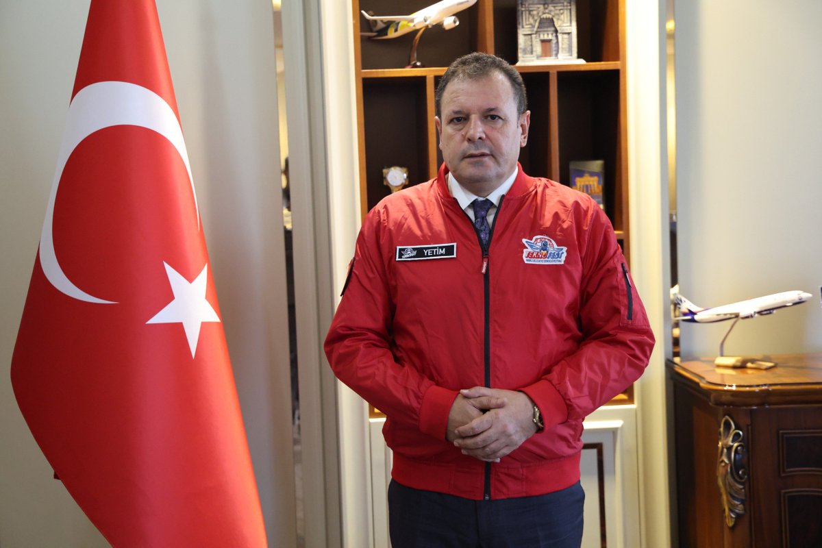 MemetSanel's tweet photo. Şanlıurfa Ticaret ve Sanayi Odası Başkanı Mehmet  Yetim

ŞANLIURFA, TEKNOFEST’E HAZIR
30 Eylül–4 Ekim tarihleri arasında Şanlıurfa GAP Havalimanı’nda düzenlenecek TEKNOFEST Güneydoğu’ya ev sahipliği yapacak olmanın heyecanını ve gururunu yaşıyoruz.

TEKNOFEST, teknolojik gelişmelerin sergilendiği bir festival olmanın ötesinde; gençleri araştırmaya, tasarlamaya ve fikirlerini hayata geçirmeye yönlendiren büyük bir vizyonun parçasıdır. Türkiye’nin teknoloji alanındaki bağımsızlık hedefinin, merak eden ve çözüm geliştiren nesillerle güçleneceğine inanıyoruz.

Genç nüfusuyla öne çıkan Şanlıurfa için bu buluşmanın ayrı bir anlamı var. Festivalde kazanılacak yeni bakış açıları ve kurulacak bağlantılar, gençlerimizin gelecek hedeflerine yön verebilir. Tarımda güçlü, sanayide büyüyen ve girişimcilik kabiliyeti gelişen şehrimizin; tarım teknolojileri, yazılım, yapay zekâ ve ileri üretim alanlarında da söz sahibi olmasını istiyoruz.

Organizasyon süresince şehrimize gelecek ziyaretçiler, turizmden ticarete kadar birçok alanda hareketlilik oluşturacaktır. Ancak kalıcı kazanımımız; yeni fikirlerin ortaya çıkması, girişimcilik kültürünün yaygınlaşması ve iş dünyamızın yenilikçi üretime daha fazla yönelmesi olacaktır.

Tüm hemşehrilerimizi, özellikle gençlerimizi ve iş dünyamızı bu büyük buluşmaya katılmaya davet ediyorum. TEKNOFEST Güneydoğu’nun Şanlıurfa’mıza, bölgemize ve ülkemize hayırlı olmasını diliyorum.

@mdoganyetim @sanliurfatso @komiteleri @TayyarYetim @emin_yetim @mehmetyetim63 @resityildiz063 @NebiByrm 
#TeknofestGüneydoğu #SONDAKİKA