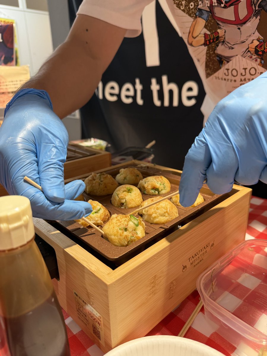 KroiOfficial's tweet photo. 🐙"SPIN"NIN' TAKOYAKI AT OSAKA🐙

『SPIN』リリースキャンペーンで現在大阪 #FM802 に訪局中！

今回は千葉と長谷部が「たこ焼き」を"Spinning"してみなさまに振る舞っています！

皆さんもFM802をSPIN!!🌀 #Kroi_SPIN https://t.co/a53kCZGHP3
