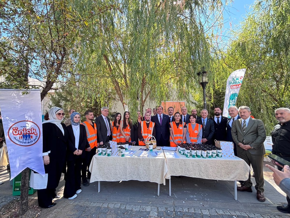 ZeybekciNihat's tweet photo. 📍 Munzur Üniversitesi | Tunceli

Türkiye Yüzyılı Buluşmalarımız kapsamında Munzur Üniversitesi’nde ÜNİAK’lı genç kardeşlerimizle bir araya geldik.

Gençlerimizin heyecanı, fikirleri ve azmi, Türkiye’nin yarınlarına olan inancımızı güçlendiriyor.

Türkiye Yüzyılı’nı gençlerimizle omuz omuza inşa edeceğiz!
