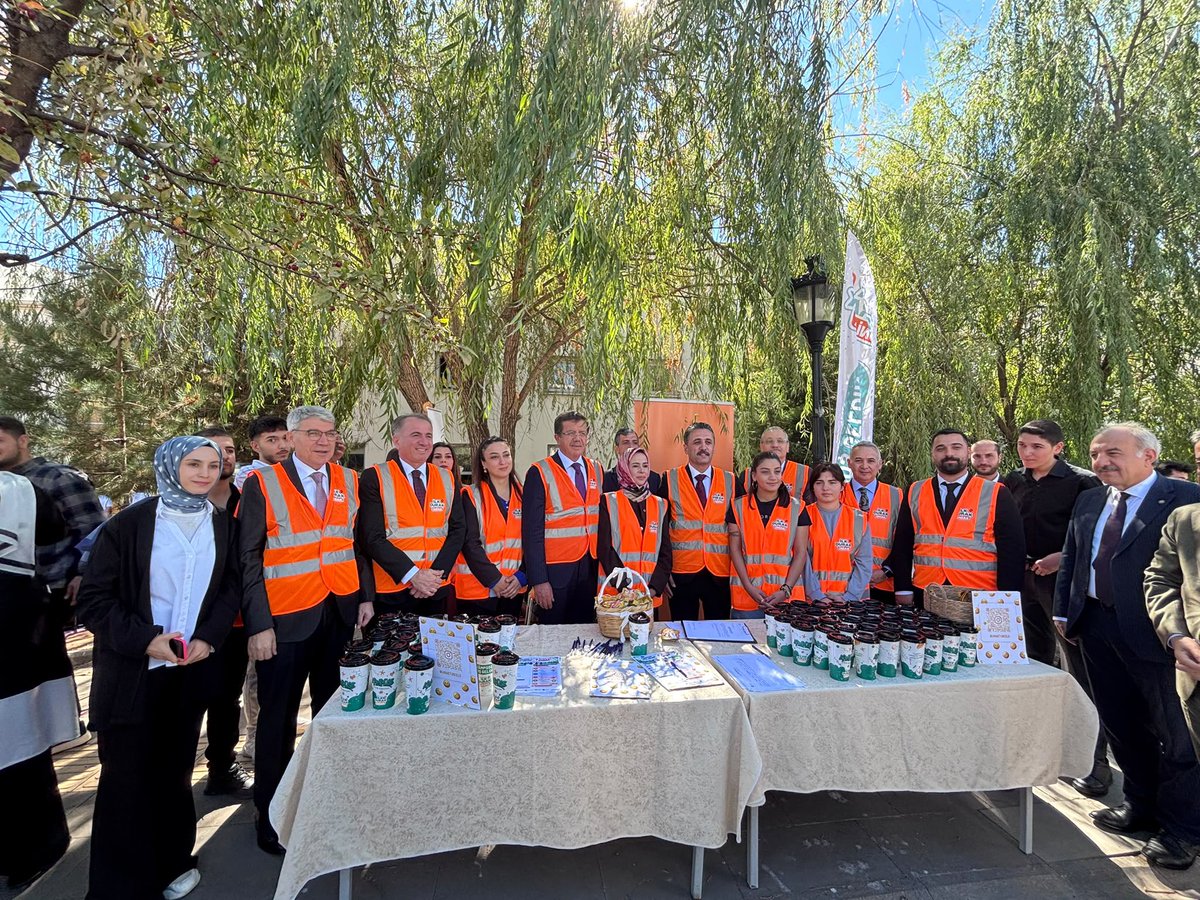 ZeybekciNihat's tweet photo. 📍 Munzur Üniversitesi | Tunceli

Türkiye Yüzyılı Buluşmalarımız kapsamında Munzur Üniversitesi’nde ÜNİAK’lı genç kardeşlerimizle bir araya geldik.

Gençlerimizin heyecanı, fikirleri ve azmi, Türkiye’nin yarınlarına olan inancımızı güçlendiriyor.

Türkiye Yüzyılı’nı gençlerimizle omuz omuza inşa edeceğiz!