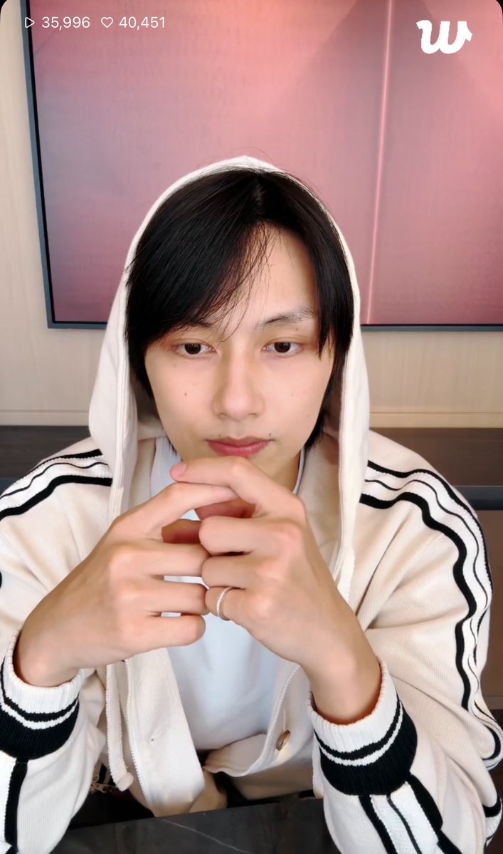 YasmeenOne's tweet photo. JUN IS LIVE ON WEVERSE AFTER SO LONG OH MY GODDDDD https://t.co/etTXqf3jNS