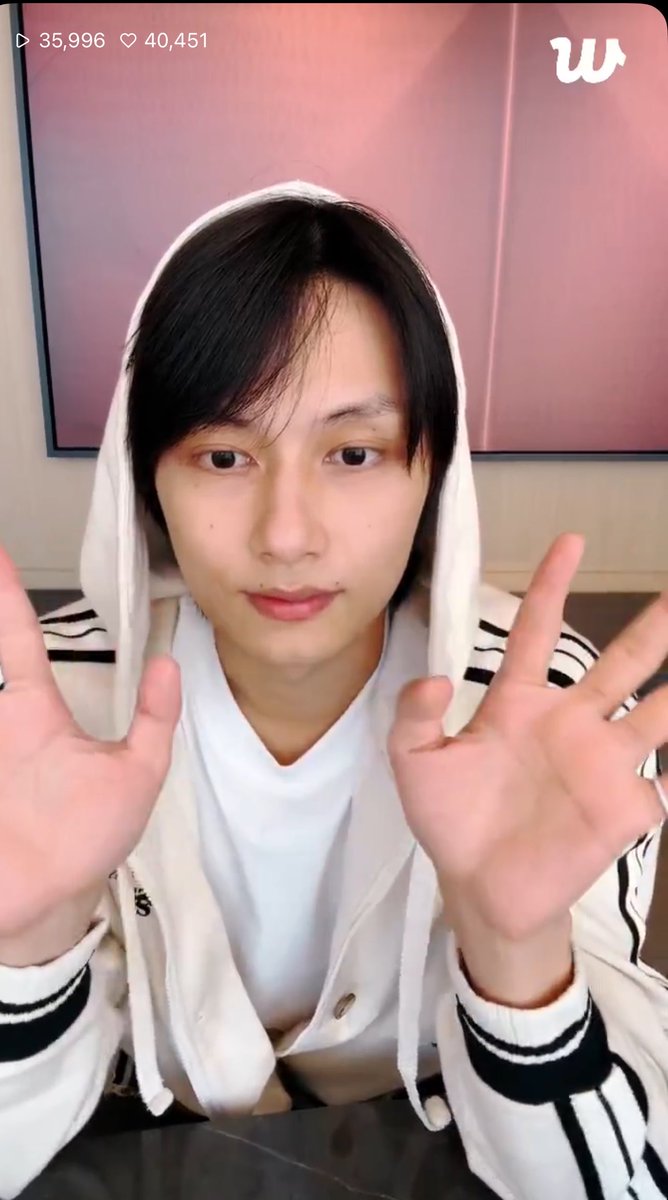 YasmeenOne's tweet photo. JUN IS LIVE ON WEVERSE AFTER SO LONG OH MY GODDDDD https://t.co/etTXqf3jNS