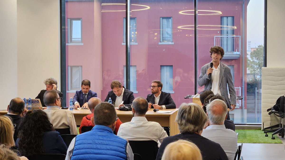 VeniceBay's tweet photo. Grande successo ieri sera all'HTM Business Center dalla Hybrid Tower di #Mestre per l'evento promosso da #VeniceBay, in collaborazione con #Confcooperative #Venezia e l'associazione culturale @L736_Venezia.

Gli #StatiUniti e #Venezia, Thomas Jefferson e Filippo Mazzei, una storia millenaria che finisce e una nuova nazione che nasce da quelle stesse idee. Ieri sera abbiamo raccontato una storia poco conosciuta, ma che può essere ancora di grande ispirazione per tutti. 

Grazie a tutti voi, che avete reso speciale questo evento con la vostra presenza e grazie ai relatori, @VicinanzaG  autore del libro "La costituzione americana? È nata a Venezia" e Luca Benesperi, sindaco di #Agliana e grande studioso del Mazzei.
