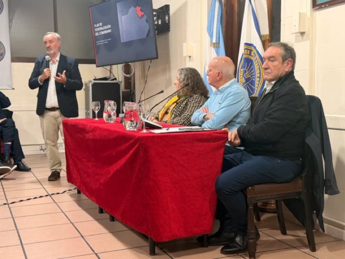 UltimaNoticiaBA's tweet photo. Estuvo @M_Saredi con @delatorrej en el #CirculodeLegisladores en un interesante encuentro en donde expusieron, debatieron y hablaron sobre la #ProvinciaBsAs y el #Conurbano 
También estuvieron el Secretario del Círculo de Legisladores @mingovitale junto a dirigentes y publico. https://t.co/EoXWF8SWB0