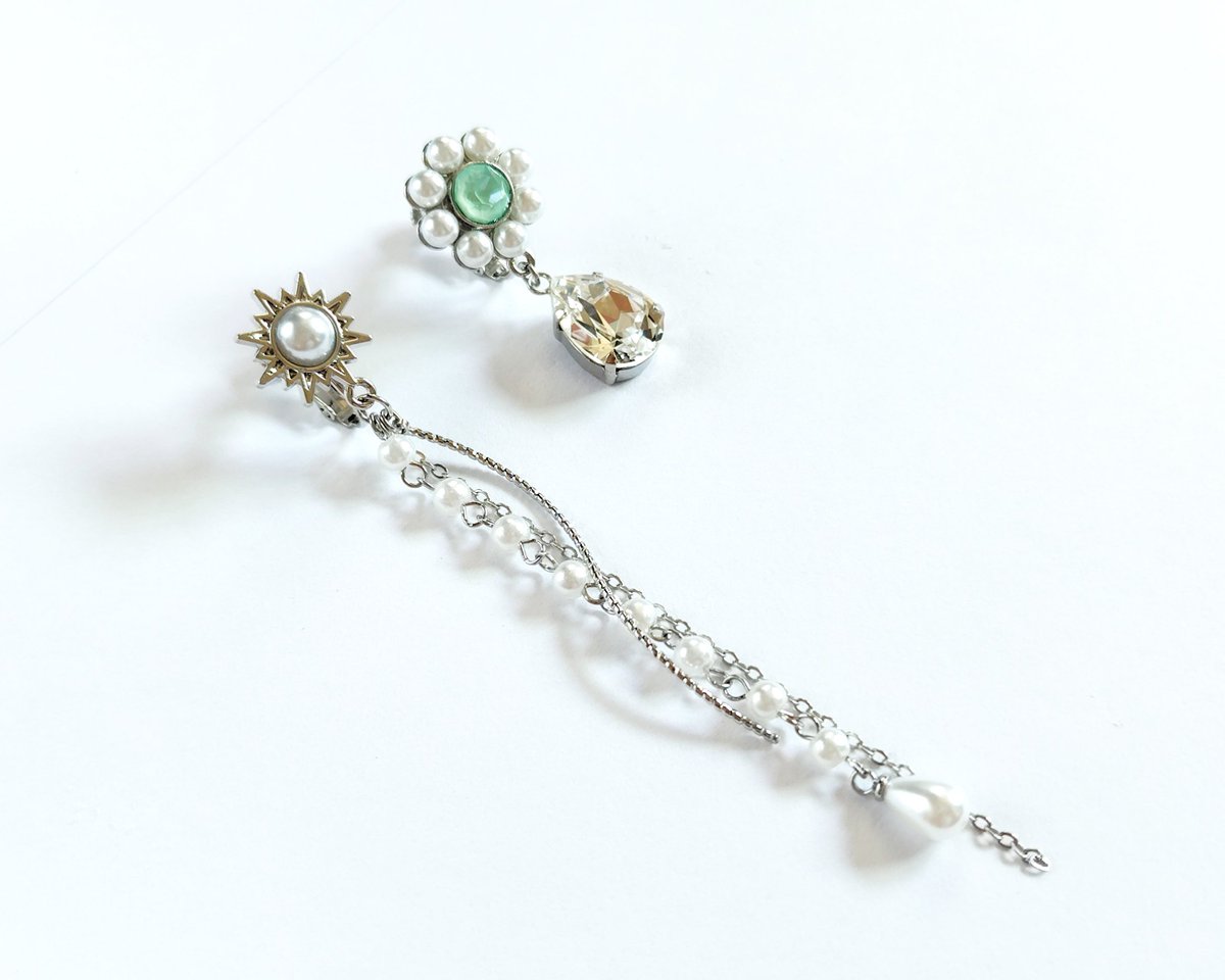 SmilePansy2010's tweet photo. お客様からSNS掲載のご許可をいただいたので最近制作のオーダーメイド作品をご紹介します！

シルバー、ビジュー、白、ミントグリーン、太陽みたいなイメージのイヤリング、というオーダーで作らせていただきました

いくつかデザインをご提案し、その中の2つの案を合体した形でお作りしました https://t.co/fnKlpdS0Hx
