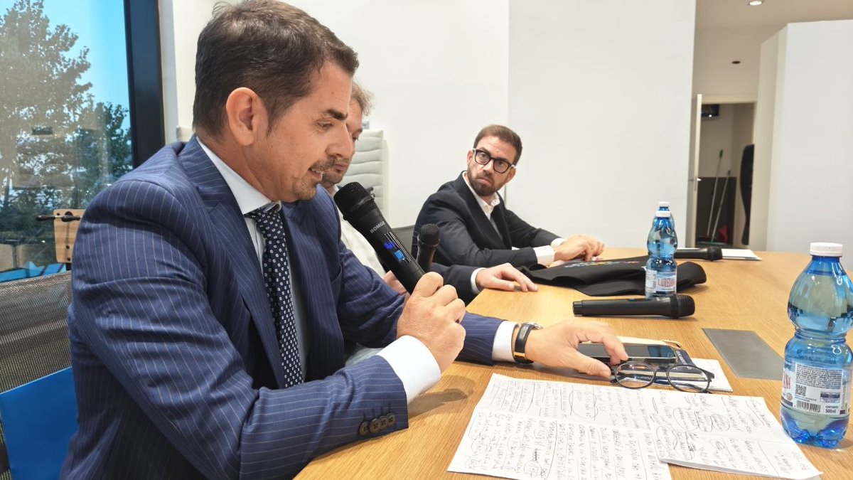 VeniceBay's tweet photo. Grande successo ieri sera all'HTM Business Center dalla Hybrid Tower di #Mestre per l'evento promosso da #VeniceBay, in collaborazione con #Confcooperative #Venezia e l'associazione culturale @L736_Venezia.

Gli #StatiUniti e #Venezia, Thomas Jefferson e Filippo Mazzei, una storia millenaria che finisce e una nuova nazione che nasce da quelle stesse idee. Ieri sera abbiamo raccontato una storia poco conosciuta, ma che può essere ancora di grande ispirazione per tutti. 

Grazie a tutti voi, che avete reso speciale questo evento con la vostra presenza e grazie ai relatori, @VicinanzaG  autore del libro "La costituzione americana? È nata a Venezia" e Luca Benesperi, sindaco di #Agliana e grande studioso del Mazzei.