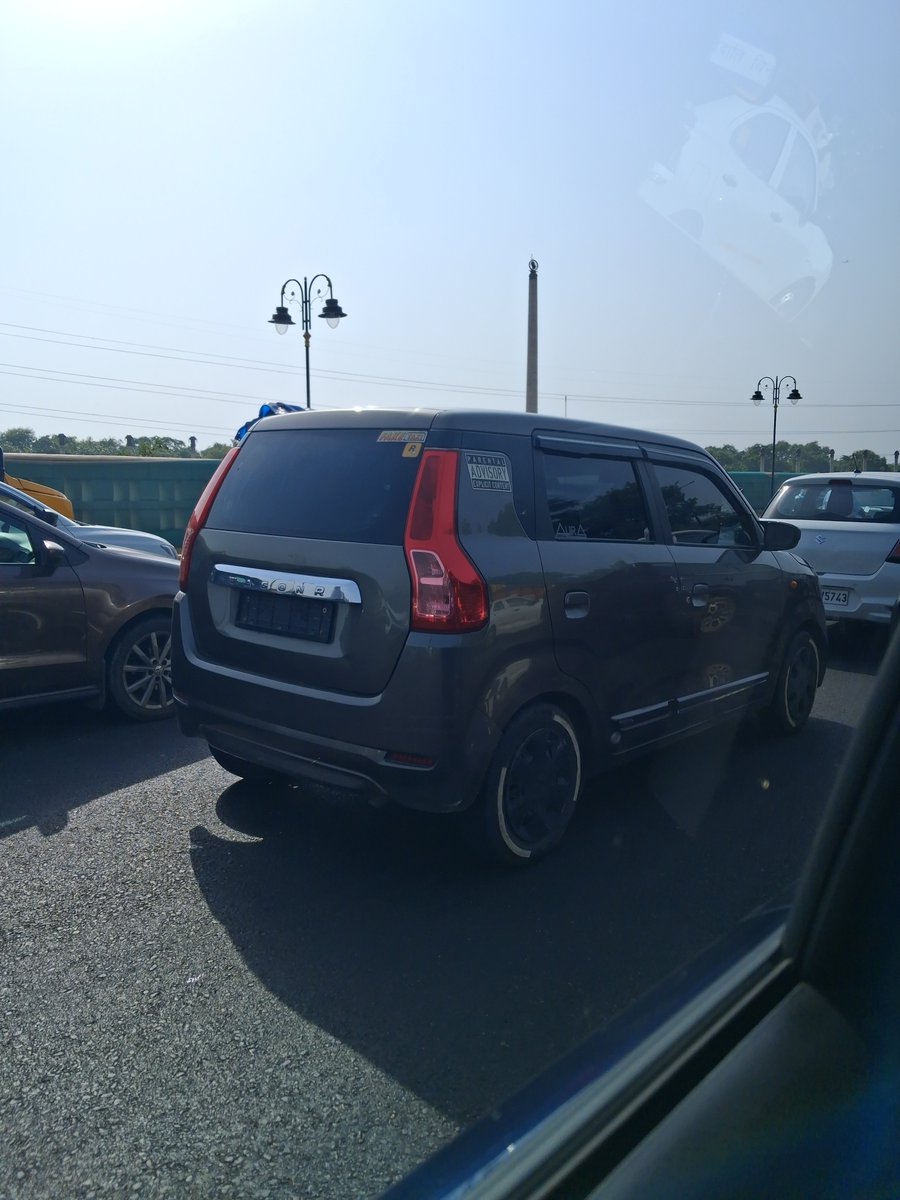 CitizenBhND's tweet photo. Whats the new fad with people going around without rear number plates? It seems to be a rage. Popularly paired with tinted glasses #trafficrules #tintedglasses #machismo #breakingrules #rowdy @dtptraffic @Noidatraffic @noidapolice https://t.co/Wz5HiCjpgw