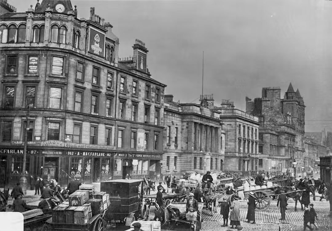 PastGlasgow's tweet photo. There are some photos you can practically smell, this is one of them. Taken at the corner of Jamaica and Clyde St (then Great Clyde St), it was part of a series taken in 1914 to illustrate traffic congestion, and to support a parliamentary bill for tramway extension. 

📷 GCA https://t.co/PdCPoZvEDv