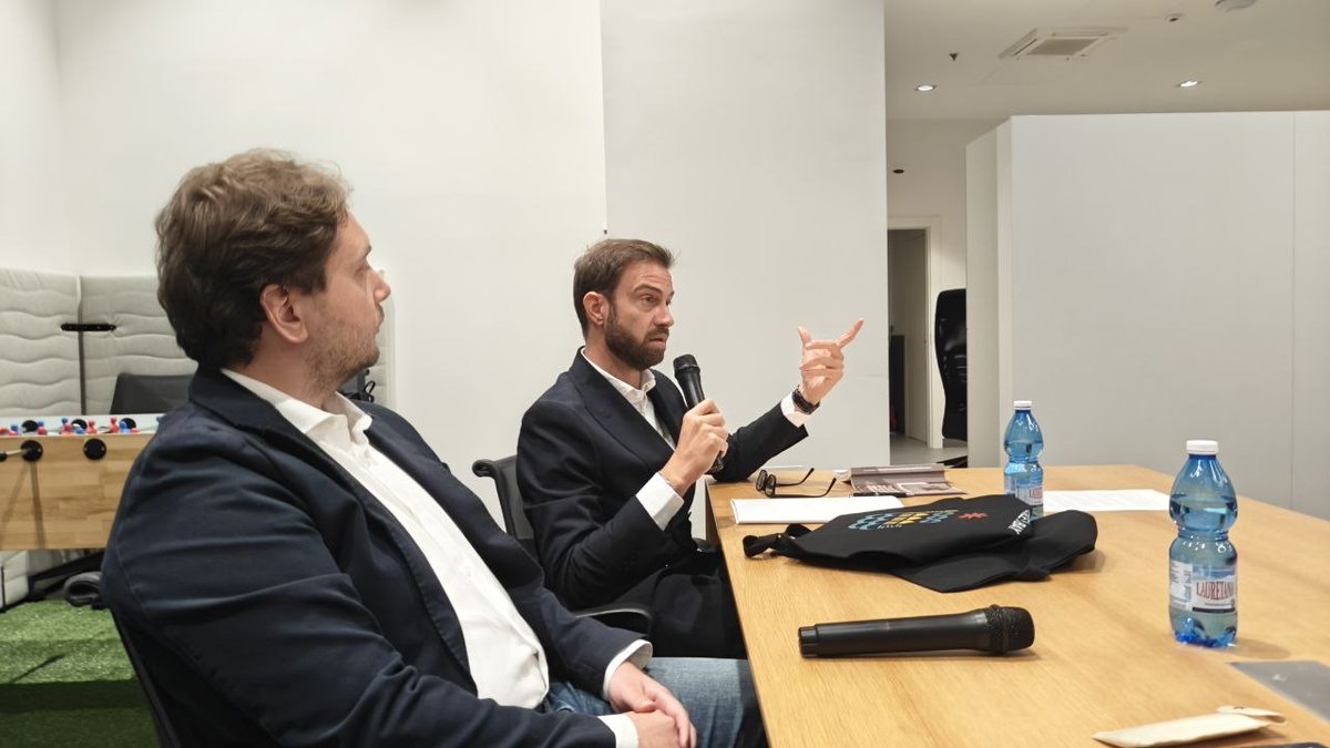 VeniceBay's tweet photo. Grande successo ieri sera all'HTM Business Center dalla Hybrid Tower di #Mestre per l'evento promosso da #VeniceBay, in collaborazione con #Confcooperative #Venezia e l'associazione culturale @L736_Venezia.

Gli #StatiUniti e #Venezia, Thomas Jefferson e Filippo Mazzei, una storia millenaria che finisce e una nuova nazione che nasce da quelle stesse idee. Ieri sera abbiamo raccontato una storia poco conosciuta, ma che può essere ancora di grande ispirazione per tutti. 

Grazie a tutti voi, che avete reso speciale questo evento con la vostra presenza e grazie ai relatori, @VicinanzaG  autore del libro "La costituzione americana? È nata a Venezia" e Luca Benesperi, sindaco di #Agliana e grande studioso del Mazzei.