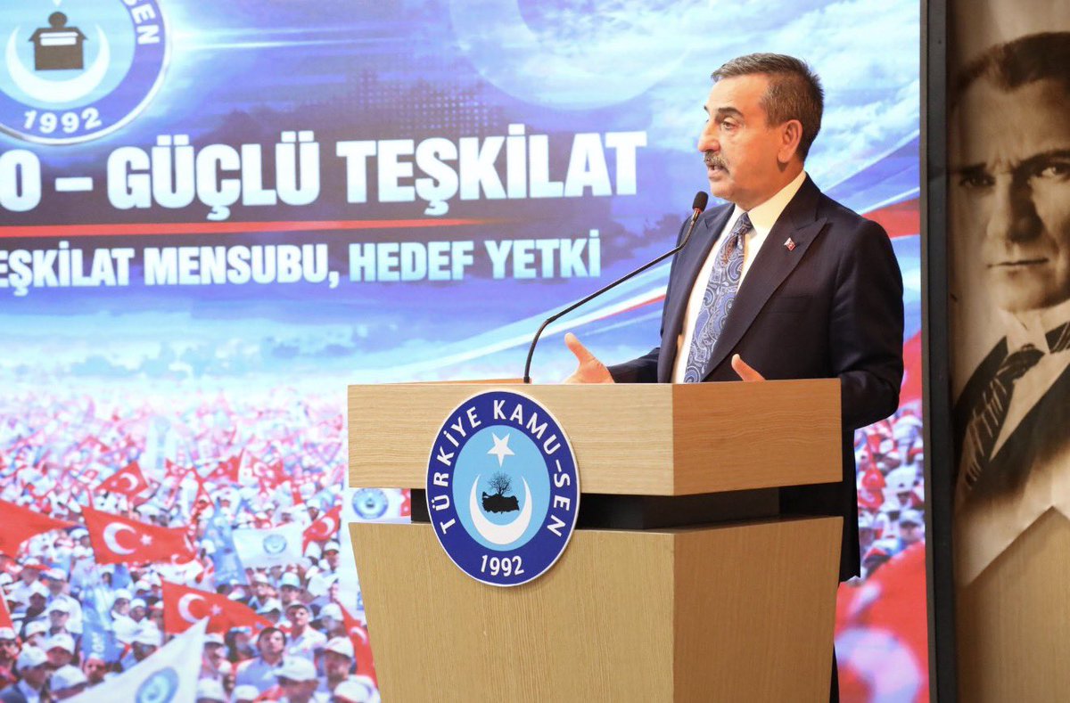 turkburosenvan's tweet photo. BİLGİYLE DONANIYOR, MÜCADELEYLE BÜYÜYORUZ!

🚩Türk Büro-Sen Genel Merkezimizin düzenlediği, Türkiye Kamu-Sen Genel Başkanımız Sayın Önder Kahveci’nin katılımıyla gerçekleştirilen Eğitimcilerin Eğitimi 1. Grup Programı’nı başarıyla tamamladık.

Sendikal mücadelemizin gücünü bilgiden, teşkilatımızdan ve çalışma azmimizden alıyoruz.

Her eğitim, daha güçlü bir teşkilat;
her kazanım, daha kararlı bir mücadele demektir.

Hak için, emek için, kamu çalışanlarının geleceği için;
Türk Büro-Sen olarak dün olduğu gibi bugün de sahadayız, yarın da mücadeledeyiz!

Birlikte güçlüyüz, teşkilatımızla geleceğe yürüyoruz.

@TurkesGuney 
@TurkBuroSenGM 
@Kamu_Sen 
@Tbs_van 

🇹🇷 Yaşasın Türk Büro-Sen!
🇹🇷 Yaşasın Türkiye Kamu-Sen!
İnsan Mukaddes, Emek Kutsaldır.