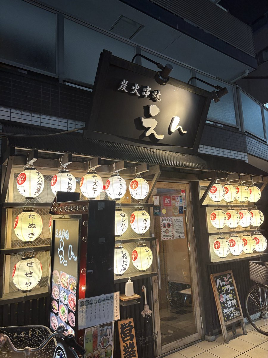edl_97's tweet photo. 絶対に入らなそうな店で草 https://t.co/owTyfwvhtJ
