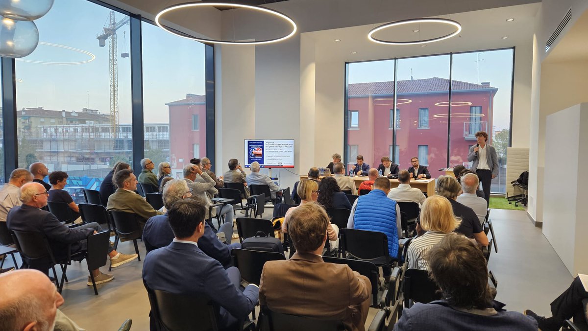 VeniceBay's tweet photo. Grande successo ieri sera all'HTM Business Center dalla Hybrid Tower di #Mestre per l'evento promosso da #VeniceBay, in collaborazione con #Confcooperative #Venezia e l'associazione culturale @L736_Venezia.

Gli #StatiUniti e #Venezia, Thomas Jefferson e Filippo Mazzei, una storia millenaria che finisce e una nuova nazione che nasce da quelle stesse idee. Ieri sera abbiamo raccontato una storia poco conosciuta, ma che può essere ancora di grande ispirazione per tutti. 

Grazie a tutti voi, che avete reso speciale questo evento con la vostra presenza e grazie ai relatori, @VicinanzaG  autore del libro "La costituzione americana? È nata a Venezia" e Luca Benesperi, sindaco di #Agliana e grande studioso del Mazzei.