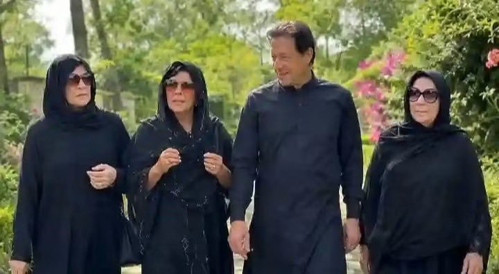 Super_Girl_03's tweet photo. ہمارے خان صاحب ، خان صاحب کی بہنوں کو اور سارے بے گناہ قیدیوں کو رہا کرو ۔۔۔۔

#EnoughIsEnoughReleaseIk https://t.co/NmszG6Nv6T