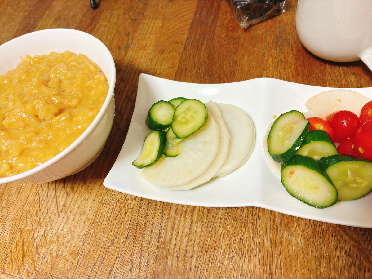 RaraKensaki's tweet photo. 夜ご飯
カレー味のおじやに昼間つけた浅漬けとうま塩ダレのやつ https://t.co/wNBZARCTHr