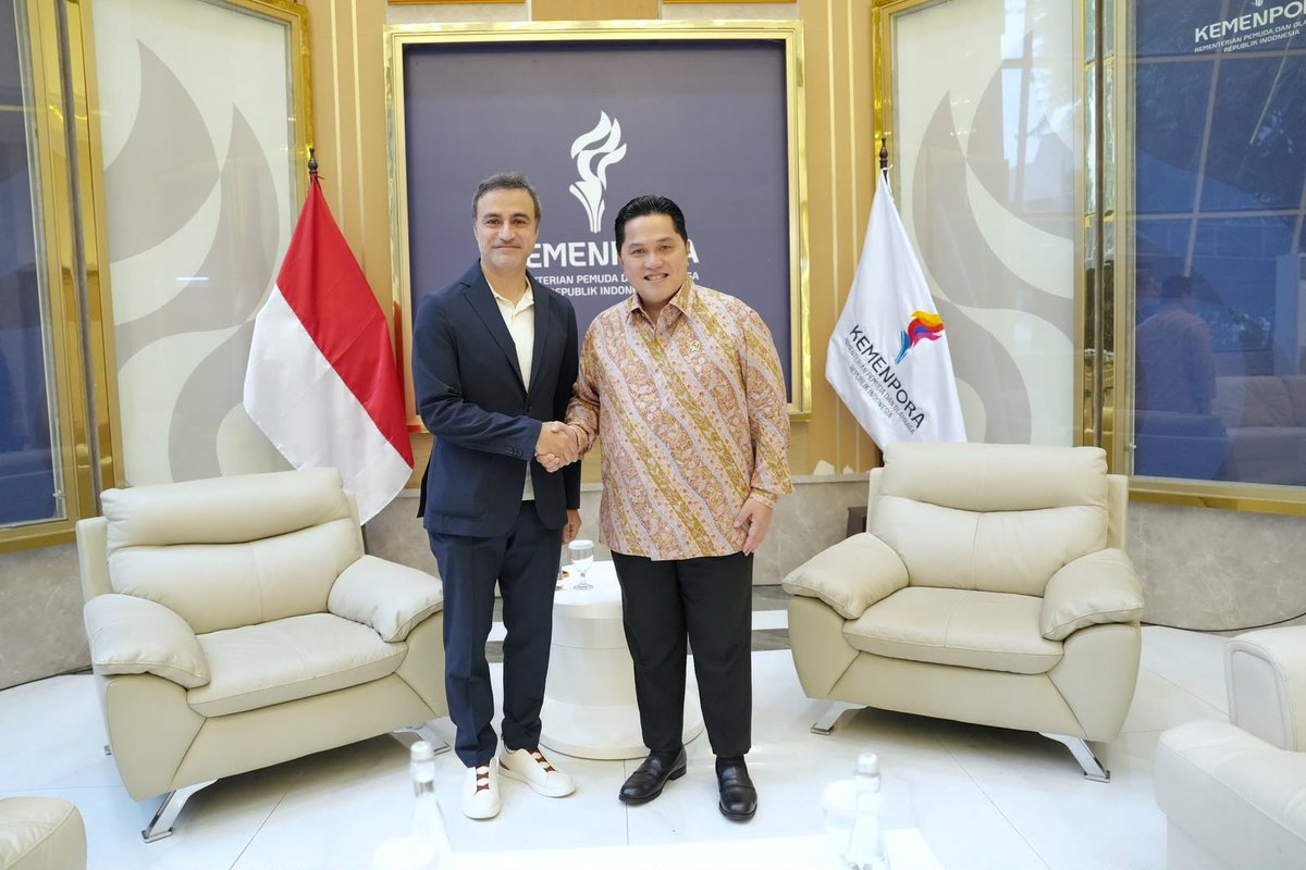 Aspetar's tweet photo. As part of Aspetar’s collaboration with #FIFA as a Presenting Partner of the ASEAN Cup, Aspetar Acting Director General Mr. Khalid Ali Al-Mawlawi met with H.E. Erick Thohir, Indonesia’s Minister of Youth and Sports and Chairman of the Football Association of Indonesia (PSSI), to explore opportunities for collaboration in sports medicine, athlete care, and football development 🇮🇩

في إطار التعاون بين "سبيتار" والاتحاد الدولي لكرة القدم بصفته شريكاً راعياً لبطولة "آسيان"، التقى السيد خالد علي المولوي، المدير العام بالإنابة لسبيتار، بسعادة السيد إريك توهير، وزير الشباب والرياضة الإندونيسي ورئيس الاتحاد الإندونيسي لكرة القدم (PSSI)، وذلك لبحث فرص التعاون في مجالات الطب الرياضي، ورعاية الرياضيين، وتطوير كرة القدم 🇮🇩