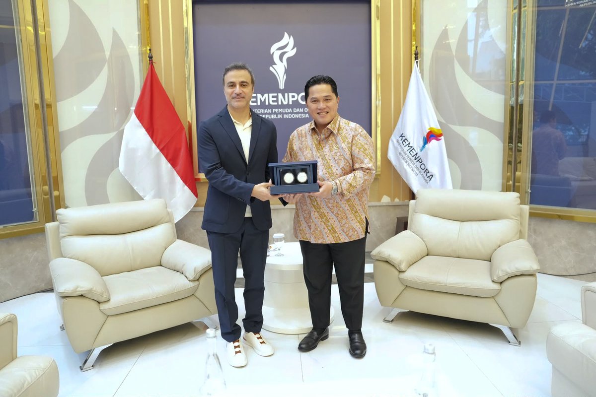 Aspetar's tweet photo. As part of Aspetar’s collaboration with #FIFA as a Presenting Partner of the ASEAN Cup, Aspetar Acting Director General Mr. Khalid Ali Al-Mawlawi met with H.E. Erick Thohir, Indonesia’s Minister of Youth and Sports and Chairman of the Football Association of Indonesia (PSSI), to explore opportunities for collaboration in sports medicine, athlete care, and football development 🇮🇩

في إطار التعاون بين "سبيتار" والاتحاد الدولي لكرة القدم بصفته شريكاً راعياً لبطولة "آسيان"، التقى السيد خالد علي المولوي، المدير العام بالإنابة لسبيتار، بسعادة السيد إريك توهير، وزير الشباب والرياضة الإندونيسي ورئيس الاتحاد الإندونيسي لكرة القدم (PSSI)، وذلك لبحث فرص التعاون في مجالات الطب الرياضي، ورعاية الرياضيين، وتطوير كرة القدم 🇮🇩