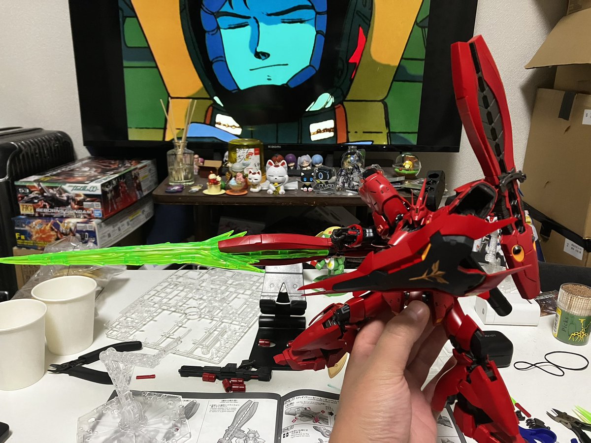 megupokesake's tweet photo. RG福岡サザビー完成！
いや、デカイ！ツインホーンファンネルも本体並みにデカイ！故にカッコいい！！素組でも十分なんだけど、墨入れとトップコート吹いたら2倍、いや、3倍はカッコよくなる気がする…！積みプラを崩すのが先だから吹くのはその後だな… https://t.co/sjkY11EIFs