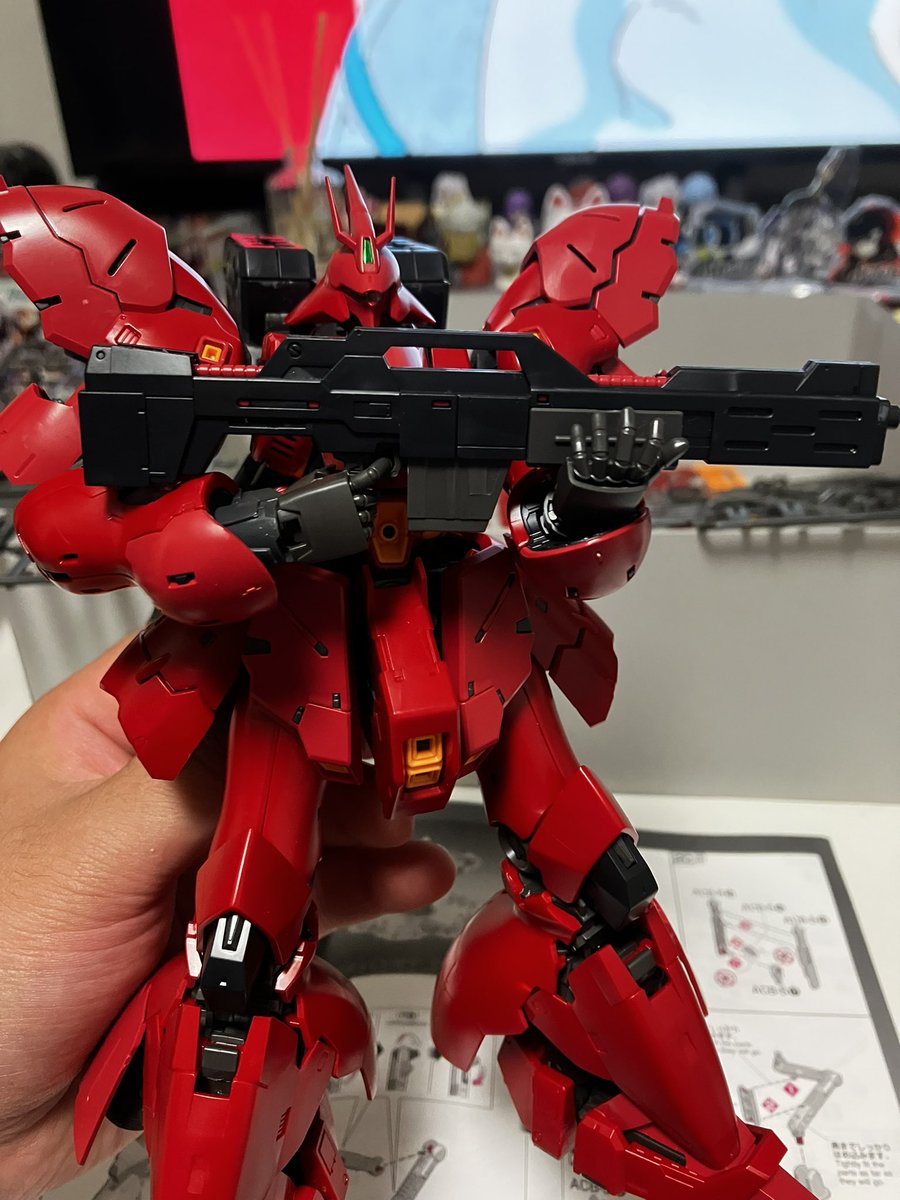 megupokesake's tweet photo. RG福岡サザビー完成！
いや、デカイ！ツインホーンファンネルも本体並みにデカイ！故にカッコいい！！素組でも十分なんだけど、墨入れとトップコート吹いたら2倍、いや、3倍はカッコよくなる気がする…！積みプラを崩すのが先だから吹くのはその後だな… https://t.co/sjkY11EIFs