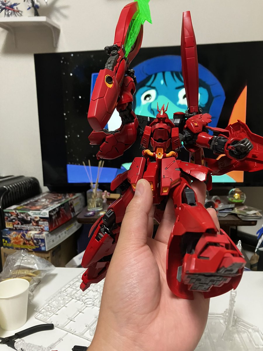 megupokesake's tweet photo. RG福岡サザビー完成！
いや、デカイ！ツインホーンファンネルも本体並みにデカイ！故にカッコいい！！素組でも十分なんだけど、墨入れとトップコート吹いたら2倍、いや、3倍はカッコよくなる気がする…！積みプラを崩すのが先だから吹くのはその後だな… https://t.co/sjkY11EIFs
