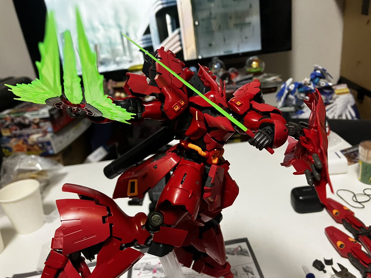 megupokesake's tweet photo. RG福岡サザビー完成！
いや、デカイ！ツインホーンファンネルも本体並みにデカイ！故にカッコいい！！素組でも十分なんだけど、墨入れとトップコート吹いたら2倍、いや、3倍はカッコよくなる気がする…！積みプラを崩すのが先だから吹くのはその後だな… https://t.co/sjkY11EIFs