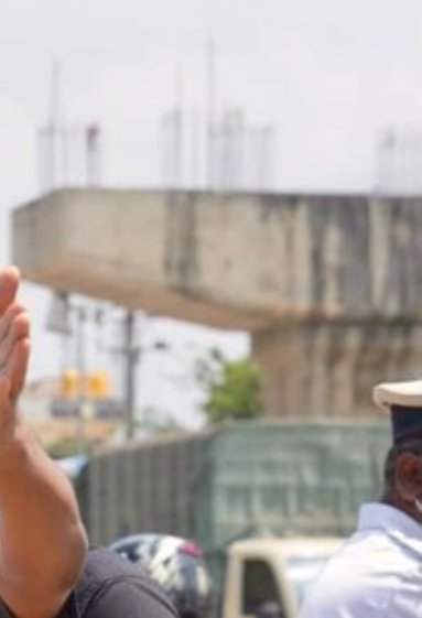 km_muthanna's tweet photo. @krishnabgowda The flyover pillar in the back drop of the inspection photo shows exactly how Govt Officers work and how much they care about thier work , it will soon become a monument 

How can public money be wasted like this ? Who is responsible for this stalled work for years? https://t.co/ydgnXbLIWX