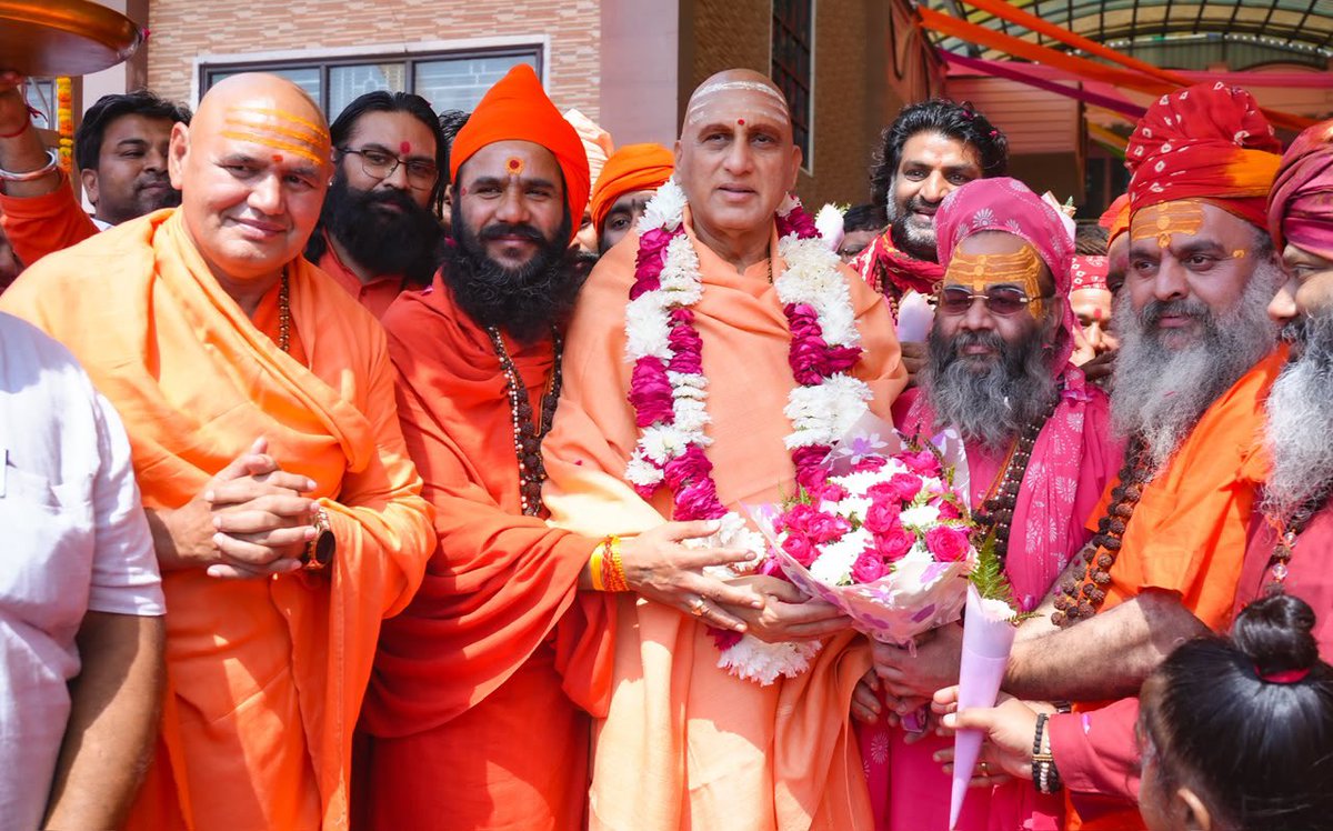 AvdheshanandG's tweet photo. गोहाना,सोनीपत, 30 सितम्बर 2026। हरियाणा के ऐतिहासिक नगर गोहाना स्थित श्रीपंचदशनाम जूनाअखाड़ा के प्रसिद्ध आश्रम में आज श्रीमत्परमहंस परिव्राजकाचार्य श्रोत्रिय ब्रह्मनिष्ठ जूनापीठाधीश्वर आचार्यमहामण्डलेश्वर अनन्तश्रीविभूषित पूज्यपाद गुरुदेव श्री स्वामी अवधेशानन्द गिरि जी महाराज “पूज्य आचार्यश्री” का पावन आगमन हुआ। ब्रह्मलीन श्रद्धेय श्रीस्वामी मछंदर पुरी जी महाराज द्वारा संस्थापित इस आश्रम के वर्तमान अध्यक्ष पूज्य स्वामी कमल पुरी जी महाराज के स्नेहिल आमंत्रण पर पधारे पूज्य आचार्यश्री का संतों एवं श्रद्धालुओं ने श्रद्धापूर्वक अभिनंदन किया।

इस अवसर पर पूज्य आचार्यश्री के साथ महामण्डलेश्वर श्रद्धेय स्वामी अपूर्वानन्द जी महाराज उपस्थित रहे। महामण्डलेश्वर स्वामी कर्णपुरी जी महाराज, रोहतक; आदरणीय स्वामी रमण पुरी जी महाराज, कैथल सहित हरियाणा के विभिन्न स्थानों से पधारे अनेक संतों की उपस्थिति ने आयोजन को गरिमा प्रदान की। आश्रम के प्रमुख पूज्य स्वामी कमल पुरी जी महाराज ने “पूज्य आचार्यश्री का आत्मीय स्वागत किया।

श्रद्धालुओं एवं जिज्ञासुओं को संबोधित करते हुए पूज्य आचार्यश्री ने सत् और असत् के विवेक को आध्यात्मिक जीवन का आधार बताया। उन्होंने कहा कि मनुष्य के लिए यह जानना आवश्यक है कि सत्य क्या है और परिवर्तनशील क्या है। भगवत्पाद भाष्यकार भगवान आद्य शंकराचार्य द्वारा प्रतिपादित ‘नित्यानित्यवस्तुविवेक’ इसी बोध की ओर ले जाता है। जो नित्य, शाश्वत और अपरिवर्तनशील है, वही परम सत्य है; नाम और रूप निरंतर बदलते रहते हैं, किंतु उनके अधिष्ठान का सत्य सदा एक रहता है।

मिट्टी और घड़े का सहज उदाहरण देते हुए पूज्य आचार्यश्री ने समझाया कि मिट्टी से घड़ा बन जाने पर मिट्टी कहीं चली नहीं जाती। हमारा ध्यान घड़े के नाम, रूप और उपयोग पर ठहर जाता है, जबकि उसका मूल स्वरूप मिट्टी ही है। इसी प्रकार संसार के विविध नाम-रूपों के अधिष्ठान में एक ही परमात्मतत्त्व विद्यमान है। रूपों की विविधता के बीच उस एकत्व का दर्शन ही आत्मविवेक की सार्थकता है।

पूज्य आचार्यश्री ने ईशावास्योपनिषद् के मंत्र का उद्घोष किया: 

ईशावास्यमिदं सर्वं यत्किञ्च जगत्यां जगत्।
तेन त्यक्तेन भुञ्जीथा मा गृधः कस्यस्विद्धनम्॥

उन्होंने कहा कि समस्त जगत् को ईश्वर से व्याप्त जानने पर जीवन में पवित्रता, त्याग और मर्यादा का भाव जागृत होता है। उपनिषद् के महावाक्य ‘सर्वं खल्विदं ब्रह्म’ का स्मरण कराते हुए उन्होंने सभी में एक ही परमात्मा की उपस्थिति देखने की प्रेरणा दी। यह दृष्टि मनुष्य को परस्पर सम्मान, आत्मीयता और सेवा की ओर प्रवृत्त करती है।

सत्संग की महिमा का वर्णन करते हुए पूज्य आचार्यश्री ने कहा कि सत्संग आध्यात्मिक उन्नति का मूल आधार है। संतों का सान्निध्य और सद्विचारों का श्रवण अंतःकरण को पवित्र करते हैं तथा सत्कर्म की प्रेरणा देते हैं। सत्संग से प्राप्त विवेक जब आचरण में उतरता है, तब जीवन अधिक संयमित, सेवामय और कल्याणकारी बनता है।

पूज्य स्वामी कमल पुरी जी महाराज द्वारा संचालित पारमार्थिक कार्यों की प्रशंसा करते हुए पूज्य आचार्यश्री ने उनके तपस्वी जीवन को अनुकरणीय बताया। उन्होंने आश्रम की सेवा-साधना और लोकमंगल के प्रति समर्पण की सराहना की।

आयोजन में श्रद्धालुओं ने भजन, कीर्तन और संकीर्तन के माध्यम से हरिगुणगान किया। पूज्य स्वामी कमल पुरी जी महाराज ने शिवताण्डवस्तोत्र के पाठ द्वारा भगवान शिव की भक्तिपूर्ण अभ्यर्चना की। संतों के सान्निध्य, उपनिषद् के चिंतन और भक्तिमय प्रस्तुतियों से आश्रम का वातावरण श्रद्धा एवं आध्यात्मिक उल्लास से परिपूर्ण रहा।

इस अवसर पर प्रभु प्रेमी संघ की वरिष्ठ सहयोगी श्रीमती संगीता नरूला, साक्षी एवं अनेक भक्तगण पूज्य आचार्यश्री के साथ उपस्थित रहे। पूज्य आचार्यश्री का यह एकदिवसीय गोहाना प्रवास श्रद्धालुओं के लिए आत्मचिंतन, सत्संग और सेवा की प्रेरणा का पावन अवसर सिद्ध हुआ।

#श्रीपंचदशनाम_जूनाअखाड़ा #सनातन_संस्कृति #सत्संग #AvdheshanandG_Quotes #AvdheshanandG_Mission 
#Adi_Shankaracharya