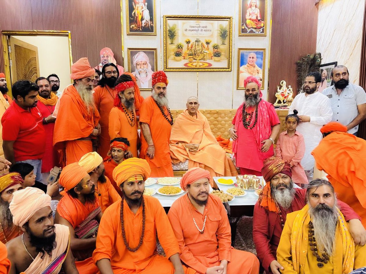 AvdheshanandG's tweet photo. गोहाना,सोनीपत, 30 सितम्बर 2026। हरियाणा के ऐतिहासिक नगर गोहाना स्थित श्रीपंचदशनाम जूनाअखाड़ा के प्रसिद्ध आश्रम में आज श्रीमत्परमहंस परिव्राजकाचार्य श्रोत्रिय ब्रह्मनिष्ठ जूनापीठाधीश्वर आचार्यमहामण्डलेश्वर अनन्तश्रीविभूषित पूज्यपाद गुरुदेव श्री स्वामी अवधेशानन्द गिरि जी महाराज “पूज्य आचार्यश्री” का पावन आगमन हुआ। ब्रह्मलीन श्रद्धेय श्रीस्वामी मछंदर पुरी जी महाराज द्वारा संस्थापित इस आश्रम के वर्तमान अध्यक्ष पूज्य स्वामी कमल पुरी जी महाराज के स्नेहिल आमंत्रण पर पधारे पूज्य आचार्यश्री का संतों एवं श्रद्धालुओं ने श्रद्धापूर्वक अभिनंदन किया।

इस अवसर पर पूज्य आचार्यश्री के साथ महामण्डलेश्वर श्रद्धेय स्वामी अपूर्वानन्द जी महाराज उपस्थित रहे। महामण्डलेश्वर स्वामी कर्णपुरी जी महाराज, रोहतक; आदरणीय स्वामी रमण पुरी जी महाराज, कैथल सहित हरियाणा के विभिन्न स्थानों से पधारे अनेक संतों की उपस्थिति ने आयोजन को गरिमा प्रदान की। आश्रम के प्रमुख पूज्य स्वामी कमल पुरी जी महाराज ने “पूज्य आचार्यश्री का आत्मीय स्वागत किया।

श्रद्धालुओं एवं जिज्ञासुओं को संबोधित करते हुए पूज्य आचार्यश्री ने सत् और असत् के विवेक को आध्यात्मिक जीवन का आधार बताया। उन्होंने कहा कि मनुष्य के लिए यह जानना आवश्यक है कि सत्य क्या है और परिवर्तनशील क्या है। भगवत्पाद भाष्यकार भगवान आद्य शंकराचार्य द्वारा प्रतिपादित ‘नित्यानित्यवस्तुविवेक’ इसी बोध की ओर ले जाता है। जो नित्य, शाश्वत और अपरिवर्तनशील है, वही परम सत्य है; नाम और रूप निरंतर बदलते रहते हैं, किंतु उनके अधिष्ठान का सत्य सदा एक रहता है।

मिट्टी और घड़े का सहज उदाहरण देते हुए पूज्य आचार्यश्री ने समझाया कि मिट्टी से घड़ा बन जाने पर मिट्टी कहीं चली नहीं जाती। हमारा ध्यान घड़े के नाम, रूप और उपयोग पर ठहर जाता है, जबकि उसका मूल स्वरूप मिट्टी ही है। इसी प्रकार संसार के विविध नाम-रूपों के अधिष्ठान में एक ही परमात्मतत्त्व विद्यमान है। रूपों की विविधता के बीच उस एकत्व का दर्शन ही आत्मविवेक की सार्थकता है।

पूज्य आचार्यश्री ने ईशावास्योपनिषद् के मंत्र का उद्घोष किया: 

ईशावास्यमिदं सर्वं यत्किञ्च जगत्यां जगत्।
तेन त्यक्तेन भुञ्जीथा मा गृधः कस्यस्विद्धनम्॥

उन्होंने कहा कि समस्त जगत् को ईश्वर से व्याप्त जानने पर जीवन में पवित्रता, त्याग और मर्यादा का भाव जागृत होता है। उपनिषद् के महावाक्य ‘सर्वं खल्विदं ब्रह्म’ का स्मरण कराते हुए उन्होंने सभी में एक ही परमात्मा की उपस्थिति देखने की प्रेरणा दी। यह दृष्टि मनुष्य को परस्पर सम्मान, आत्मीयता और सेवा की ओर प्रवृत्त करती है।

सत्संग की महिमा का वर्णन करते हुए पूज्य आचार्यश्री ने कहा कि सत्संग आध्यात्मिक उन्नति का मूल आधार है। संतों का सान्निध्य और सद्विचारों का श्रवण अंतःकरण को पवित्र करते हैं तथा सत्कर्म की प्रेरणा देते हैं। सत्संग से प्राप्त विवेक जब आचरण में उतरता है, तब जीवन अधिक संयमित, सेवामय और कल्याणकारी बनता है।

पूज्य स्वामी कमल पुरी जी महाराज द्वारा संचालित पारमार्थिक कार्यों की प्रशंसा करते हुए पूज्य आचार्यश्री ने उनके तपस्वी जीवन को अनुकरणीय बताया। उन्होंने आश्रम की सेवा-साधना और लोकमंगल के प्रति समर्पण की सराहना की।

आयोजन में श्रद्धालुओं ने भजन, कीर्तन और संकीर्तन के माध्यम से हरिगुणगान किया। पूज्य स्वामी कमल पुरी जी महाराज ने शिवताण्डवस्तोत्र के पाठ द्वारा भगवान शिव की भक्तिपूर्ण अभ्यर्चना की। संतों के सान्निध्य, उपनिषद् के चिंतन और भक्तिमय प्रस्तुतियों से आश्रम का वातावरण श्रद्धा एवं आध्यात्मिक उल्लास से परिपूर्ण रहा।

इस अवसर पर प्रभु प्रेमी संघ की वरिष्ठ सहयोगी श्रीमती संगीता नरूला, साक्षी एवं अनेक भक्तगण पूज्य आचार्यश्री के साथ उपस्थित रहे। पूज्य आचार्यश्री का यह एकदिवसीय गोहाना प्रवास श्रद्धालुओं के लिए आत्मचिंतन, सत्संग और सेवा की प्रेरणा का पावन अवसर सिद्ध हुआ।

#श्रीपंचदशनाम_जूनाअखाड़ा #सनातन_संस्कृति #सत्संग #AvdheshanandG_Quotes #AvdheshanandG_Mission 
#Adi_Shankaracharya