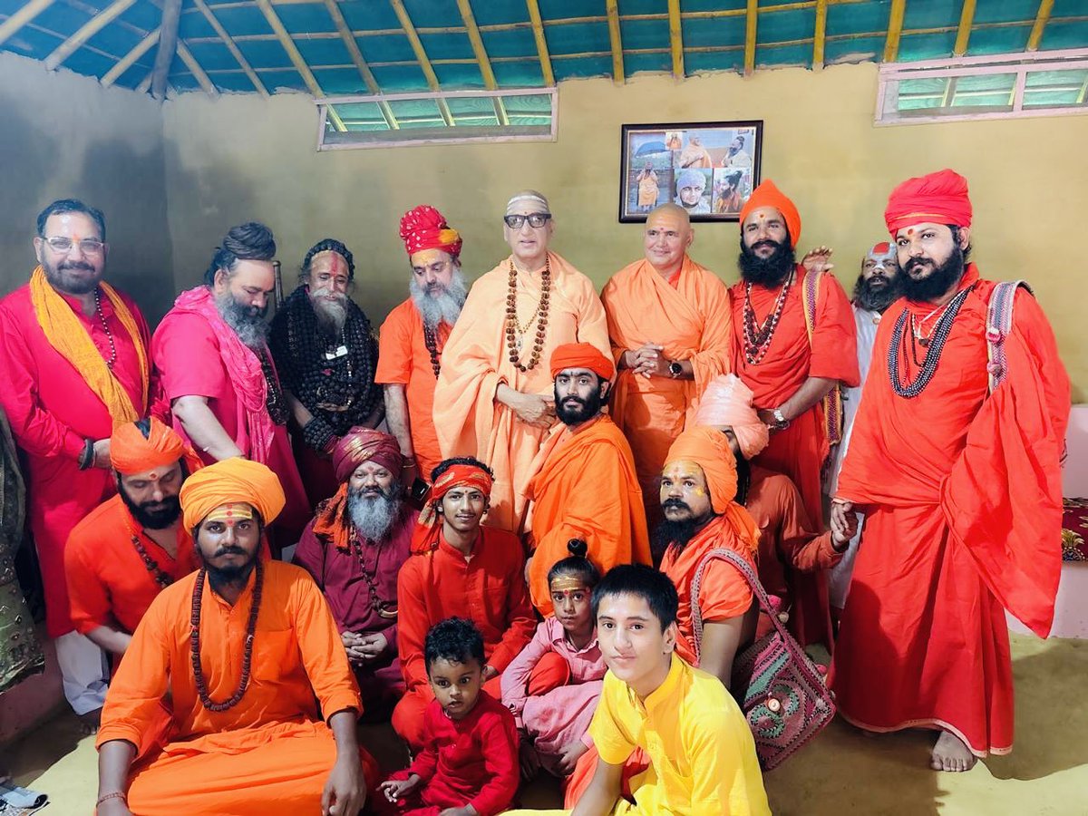 AvdheshanandG's tweet photo. गोहाना,सोनीपत, 30 सितम्बर 2026। हरियाणा के ऐतिहासिक नगर गोहाना स्थित श्रीपंचदशनाम जूनाअखाड़ा के प्रसिद्ध आश्रम में आज श्रीमत्परमहंस परिव्राजकाचार्य श्रोत्रिय ब्रह्मनिष्ठ जूनापीठाधीश्वर आचार्यमहामण्डलेश्वर अनन्तश्रीविभूषित पूज्यपाद गुरुदेव श्री स्वामी अवधेशानन्द गिरि जी महाराज “पूज्य आचार्यश्री” का पावन आगमन हुआ। ब्रह्मलीन श्रद्धेय श्रीस्वामी मछंदर पुरी जी महाराज द्वारा संस्थापित इस आश्रम के वर्तमान अध्यक्ष पूज्य स्वामी कमल पुरी जी महाराज के स्नेहिल आमंत्रण पर पधारे पूज्य आचार्यश्री का संतों एवं श्रद्धालुओं ने श्रद्धापूर्वक अभिनंदन किया।

इस अवसर पर पूज्य आचार्यश्री के साथ महामण्डलेश्वर श्रद्धेय स्वामी अपूर्वानन्द जी महाराज उपस्थित रहे। महामण्डलेश्वर स्वामी कर्णपुरी जी महाराज, रोहतक; आदरणीय स्वामी रमण पुरी जी महाराज, कैथल सहित हरियाणा के विभिन्न स्थानों से पधारे अनेक संतों की उपस्थिति ने आयोजन को गरिमा प्रदान की। आश्रम के प्रमुख पूज्य स्वामी कमल पुरी जी महाराज ने “पूज्य आचार्यश्री का आत्मीय स्वागत किया।

श्रद्धालुओं एवं जिज्ञासुओं को संबोधित करते हुए पूज्य आचार्यश्री ने सत् और असत् के विवेक को आध्यात्मिक जीवन का आधार बताया। उन्होंने कहा कि मनुष्य के लिए यह जानना आवश्यक है कि सत्य क्या है और परिवर्तनशील क्या है। भगवत्पाद भाष्यकार भगवान आद्य शंकराचार्य द्वारा प्रतिपादित ‘नित्यानित्यवस्तुविवेक’ इसी बोध की ओर ले जाता है। जो नित्य, शाश्वत और अपरिवर्तनशील है, वही परम सत्य है; नाम और रूप निरंतर बदलते रहते हैं, किंतु उनके अधिष्ठान का सत्य सदा एक रहता है।

मिट्टी और घड़े का सहज उदाहरण देते हुए पूज्य आचार्यश्री ने समझाया कि मिट्टी से घड़ा बन जाने पर मिट्टी कहीं चली नहीं जाती। हमारा ध्यान घड़े के नाम, रूप और उपयोग पर ठहर जाता है, जबकि उसका मूल स्वरूप मिट्टी ही है। इसी प्रकार संसार के विविध नाम-रूपों के अधिष्ठान में एक ही परमात्मतत्त्व विद्यमान है। रूपों की विविधता के बीच उस एकत्व का दर्शन ही आत्मविवेक की सार्थकता है।

पूज्य आचार्यश्री ने ईशावास्योपनिषद् के मंत्र का उद्घोष किया: 

ईशावास्यमिदं सर्वं यत्किञ्च जगत्यां जगत्।
तेन त्यक्तेन भुञ्जीथा मा गृधः कस्यस्विद्धनम्॥

उन्होंने कहा कि समस्त जगत् को ईश्वर से व्याप्त जानने पर जीवन में पवित्रता, त्याग और मर्यादा का भाव जागृत होता है। उपनिषद् के महावाक्य ‘सर्वं खल्विदं ब्रह्म’ का स्मरण कराते हुए उन्होंने सभी में एक ही परमात्मा की उपस्थिति देखने की प्रेरणा दी। यह दृष्टि मनुष्य को परस्पर सम्मान, आत्मीयता और सेवा की ओर प्रवृत्त करती है।

सत्संग की महिमा का वर्णन करते हुए पूज्य आचार्यश्री ने कहा कि सत्संग आध्यात्मिक उन्नति का मूल आधार है। संतों का सान्निध्य और सद्विचारों का श्रवण अंतःकरण को पवित्र करते हैं तथा सत्कर्म की प्रेरणा देते हैं। सत्संग से प्राप्त विवेक जब आचरण में उतरता है, तब जीवन अधिक संयमित, सेवामय और कल्याणकारी बनता है।

पूज्य स्वामी कमल पुरी जी महाराज द्वारा संचालित पारमार्थिक कार्यों की प्रशंसा करते हुए पूज्य आचार्यश्री ने उनके तपस्वी जीवन को अनुकरणीय बताया। उन्होंने आश्रम की सेवा-साधना और लोकमंगल के प्रति समर्पण की सराहना की।

आयोजन में श्रद्धालुओं ने भजन, कीर्तन और संकीर्तन के माध्यम से हरिगुणगान किया। पूज्य स्वामी कमल पुरी जी महाराज ने शिवताण्डवस्तोत्र के पाठ द्वारा भगवान शिव की भक्तिपूर्ण अभ्यर्चना की। संतों के सान्निध्य, उपनिषद् के चिंतन और भक्तिमय प्रस्तुतियों से आश्रम का वातावरण श्रद्धा एवं आध्यात्मिक उल्लास से परिपूर्ण रहा।

इस अवसर पर प्रभु प्रेमी संघ की वरिष्ठ सहयोगी श्रीमती संगीता नरूला, साक्षी एवं अनेक भक्तगण पूज्य आचार्यश्री के साथ उपस्थित रहे। पूज्य आचार्यश्री का यह एकदिवसीय गोहाना प्रवास श्रद्धालुओं के लिए आत्मचिंतन, सत्संग और सेवा की प्रेरणा का पावन अवसर सिद्ध हुआ।

#श्रीपंचदशनाम_जूनाअखाड़ा #सनातन_संस्कृति #सत्संग #AvdheshanandG_Quotes #AvdheshanandG_Mission 
#Adi_Shankaracharya