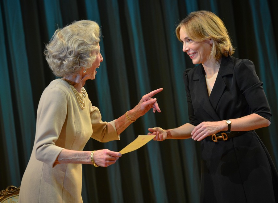 johnelworthy's tweet photo. 👑 By Royal Appointment at Cambridge Arts Theatre
Jane Asher stars as Queen Elizabeth II in Daisy Goodwin’s entertaining play about the symbolism behind the royal wardrobe.
Read Angela Singer’s review, with photos by Robert Day.
#Cambridge #Theatre #JaneAsher #QueenElizabethII
https://t.co/kXzrtUD4HG