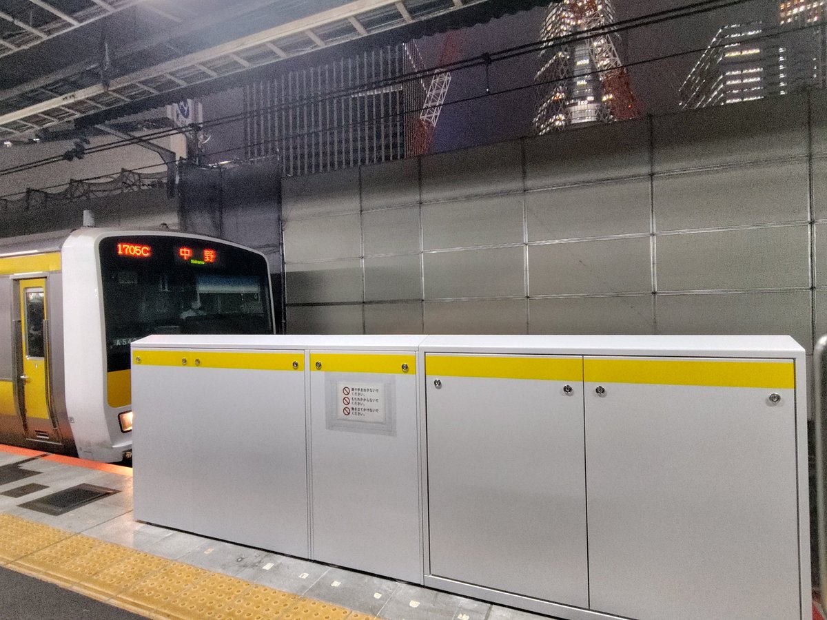 landscape_tomo's tweet photo. つ、ついに新宿駅13,16番線にホームドアの一部が設置されました…！運用ももう間もなくでしょうか…！ https://t.co/8ldDpIUO9g