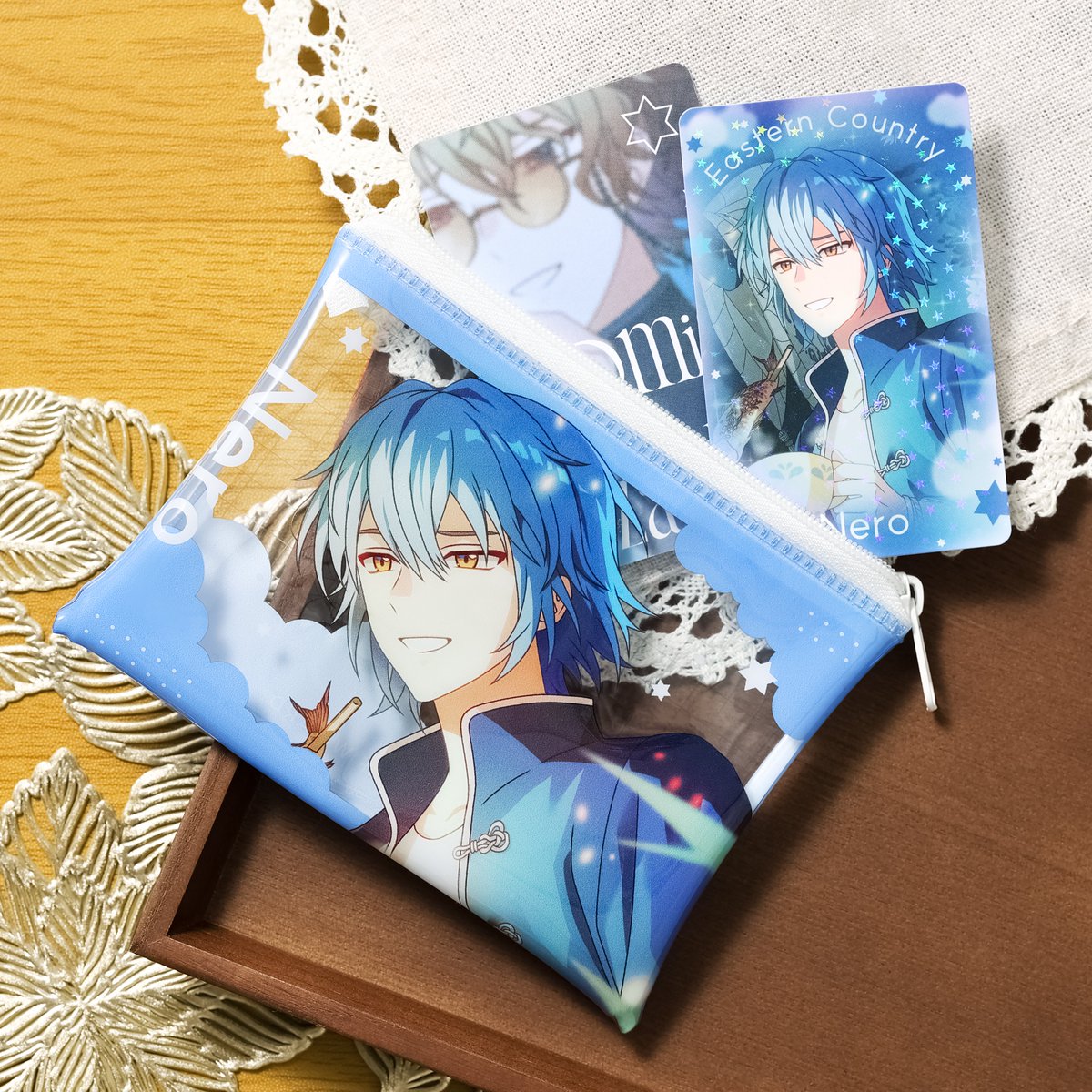 mahoyakupopup_n's tweet photo. ＼#魔法舎のまいにち グッズ紹介／

吉祥寺会場より、パッと目を惹くポップなデザインのクリアポーチが新登場☁️💖

イヤホンやリップなどはもちろん、「トレーディングホログラムカード」もピッタリ入るサイズ感です！🪄✨

クリアポーチ
魔法使いパーティ 2026_全21種
各1,320円(税込)

※画像はイメージです。実際の商品とは異なる場合がございます。

#まほやく