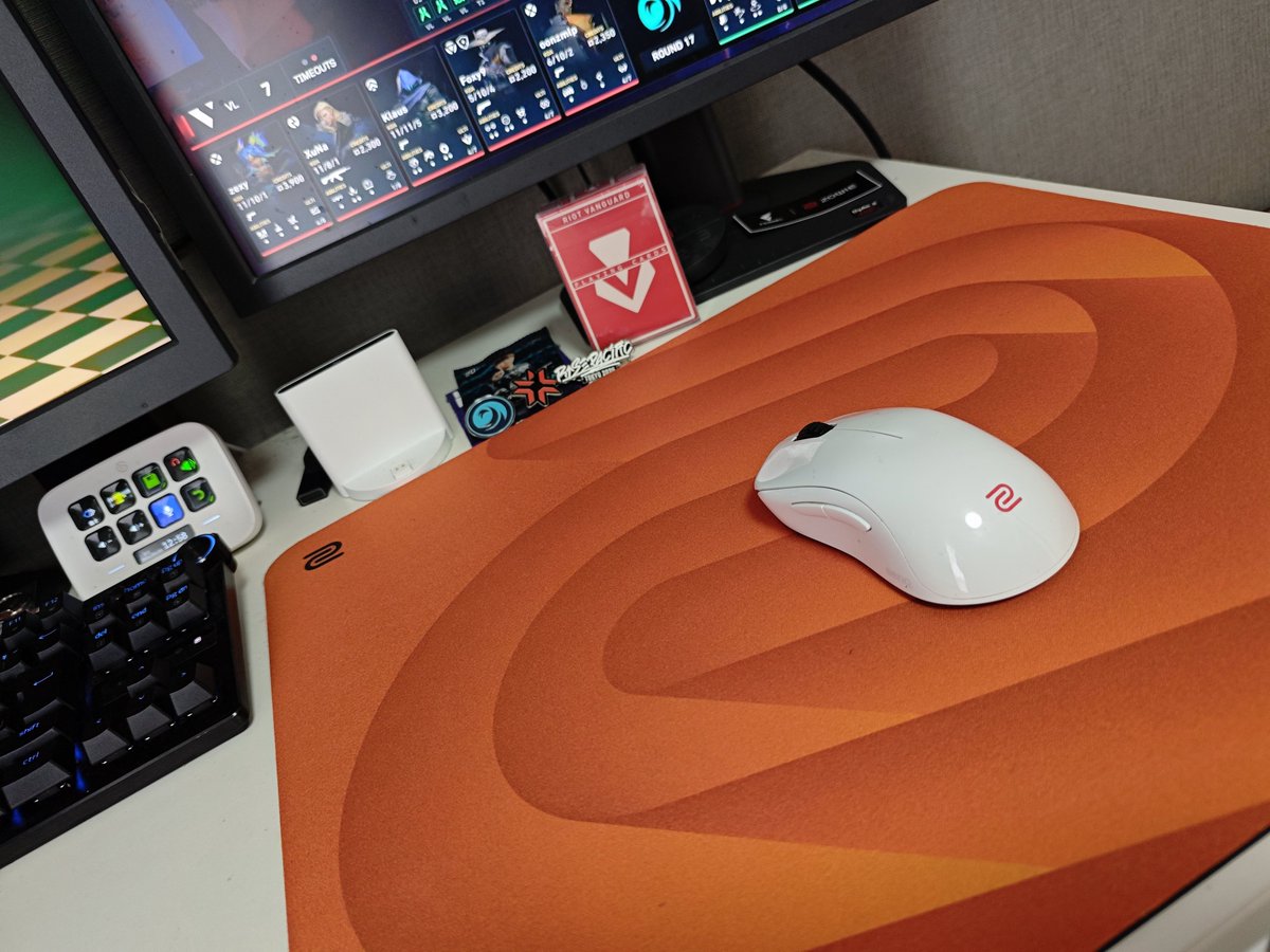 offeryasu's tweet photo. 【レビュー】ZOWIE G-SR-SE Orange

ZOWIEさまよりご提供頂きましたG-SR-SE Orangeのレビューでございます。

以前使っていたマウスパッドと比べてどうなのかを重点的に書いていきたいなと思います。

ちなみに以前使っていたマウスパッドはG-SR-SE Biでして私…
BiとOrangeって何が違うの？という話なんですよ。
これね、色が違うんです。オレンジなんすよコレ。

あ、待ってください。ちょっと待ってください。
ここで読むの終わったら後悔しますよ！！
ここからとっておきの面白いオチが待ってますから！！！…多分
面白いオチとか自分で言っちゃいましたね。
ハードル上がりましたか今ぁ！！

…

レビューでございます！！！

いやね、尺が足りないとか、
文量をかさ増ししようとか、
そういう狡すっからい事は考えておらずですね…純粋に今前振りが長くなっています。

そんな簡単にG-SR-SE Orangeの性能は語れませんよ。ええ、そう簡単にはね。

あ、そういえばBiとOrangeで色が違うって話で思い出したんですが、昔の光学式マウスってマウスパッドの色でも性能が変わっていたという話がありまして。これマジな話なんです。文字とか柄が印刷されたマウスパッドとかeSportsやる気あるの？って聞かれるレベルでマジだったんです。
昔の光学式マウスのセンサってしょっぱい性能だったので、それこそ原初の頃は「専用の格子が印刷された金属製マウスパッド」じゃないと動作しませんでした。
これは光学式マウスの原理に基づくもので、光学式マウスのセンサ＝カメラ(イメージセンサ)なんですが、コイツ基本的に動画を撮影してるようなもんでして。その動画の1コマと1コマの間から変位量を計算して、何ドットどの方向に動かすかを検知していたんですね。なので、その計算が一番簡単で良くて、かつセンサの感度が必要ない物というのが「専用の格子が印刷された金属製マウスパッド」だったんです。
今でこそマウス用のセンサの性能が向上したお陰で、マウスパッド表面の細かいテクスチャをセンシングできます。よってどんなマウスパッドでもちゃんと動く、というモノなんですね。
ちなみに原理原則は昔のままですので、いくらセンサが進化したからといってマウスパッド表面が全くテクスチャが無いような物ですと動きません。鏡面であったり、本当にツルツルで均一な表面の場合ですね。

…何のレビューでしたっけコレ？

あ、そうそうG-SR-SE Orangeですね。
いや本当に。すいません。
尺が足りなくて昔話をとか、
なんかウンチク言っとかないととか、
そういう事は全く考えてなかったんですけど。
ほんと手が勝手に。

で、使用感とか従来製品との差分とか本質的な所を書いていきます。

まず使用感ですが、これぞZOWIEの魅せる王道布系マウスパッドG-SR-SEです。
すいません、なんか王道家系みたいになりましたね。そんなつもりはなくて…
Theバランスです(ほんの少し気持ち若干スピード寄り？)
程よく滑り、程よく止まる。5vs5タクティカルやるならもうとりあえず何も考えずに選んで大丈夫な安心のZOWIEクオリティ毎度助かります感謝。
耐湿性も結構いい感じで、湿度高めでもいつもとあまり変わらないプレイが出来て大変快適です。
そんで今回からフラットパッケージということで、買ってすぐに快適に使えます。
ロールパッケージだと、取り出してから逆向きに丸めて～みたいな儀式必要でしたがそれ不要なのは大変助かります感謝。
最初からフラットなお陰で裏面の滑り止めの吸着も最初から本領発揮できますし。
あ、パッケージは絶対に捨てないでおきましょう。持ち運びするときにマジで便利ですから。
それとローセンシ寄りの方はスクエアサイズのクソデカXLサイズのH-SR-SEが選択肢にあるのも良いですね。
我ミドル戦士につきその恩恵はそれほど感じなかったのですが、ローセンシ寄りでしたらクソデカフラットで机からはみ出すサイズで使えるのは快適ですよね。

毎度安定した良い製品をありがとうございますZOWIEさん。
ただ若干といいますか、安定よりな製品多いのも事実では無いかと。
もう少し冒険した製品も期待したいところです。

例えば金属製とか。金属製とか。金属製とか。
そういう製品も見てみたいなぁ…そんな我がままを

あ、そういえば、冒頭面白いオチとかいう話しましたね。
ほんとスイマセン。
大変申し訳ございません。
書いているうちに面白いオチとか思いつくかなとか思ったんですよ。
本当に申し訳…

…しいて言うなら
本当にしいて言うなら自然にミドル戦士を差し込んだあたりがハイライトだったかもしれません
GG

詳細＆ご購入はコチラから…(非アフィリエイト)
https://t.co/md4flzKLdp

#PR