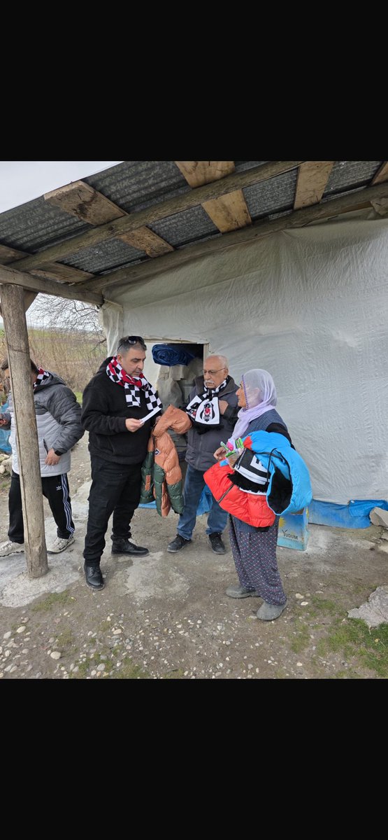 bars_ender's tweet photo. Daha bir kaç ay önce yurdun en ücra köşesindeki köy okullarına koşup çocukları sevindirmek için seferber olduk…
Hiç bir çocuğa veya ailesine sen hangi takımı tutuyorsun diye sormadık…
İyilik iyidir… https://t.co/4nYYsrsrRq