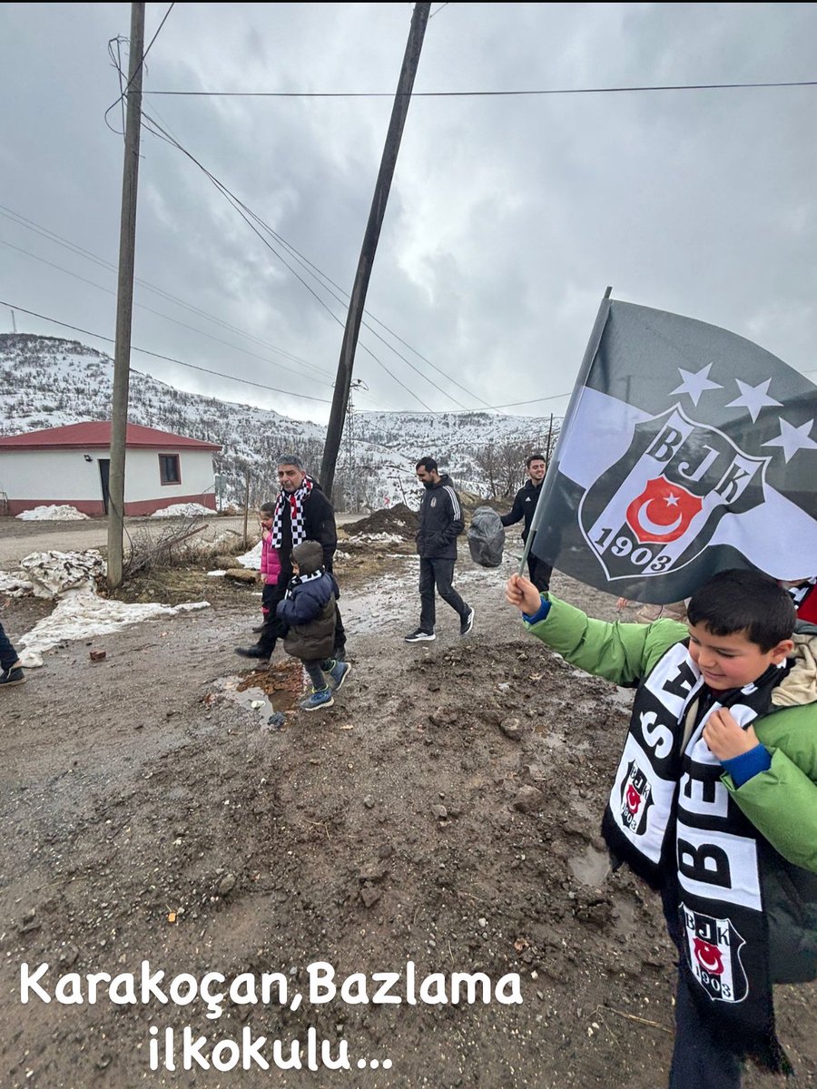 bars_ender's tweet photo. Daha bir kaç ay önce yurdun en ücra köşesindeki köy okullarına koşup çocukları sevindirmek için seferber olduk…
Hiç bir çocuğa veya ailesine sen hangi takımı tutuyorsun diye sormadık…
İyilik iyidir… https://t.co/4nYYsrsrRq