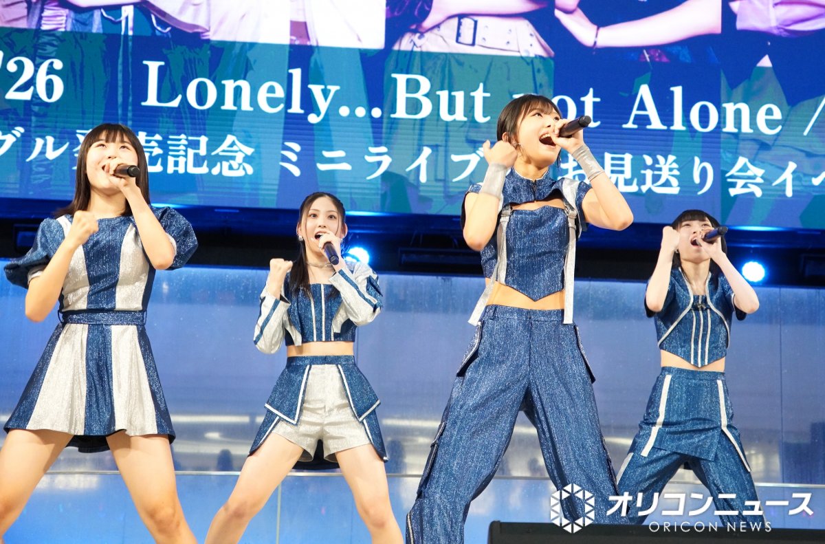 oricon's tweet photo. モーニング娘。’26、
“シルバーアルミの戦闘服”で新曲披露🎶　

櫻井梨央「胸を張って未来を歌っている」

https://t.co/eCWEALUWX9 https://t.co/xFubsFga5j