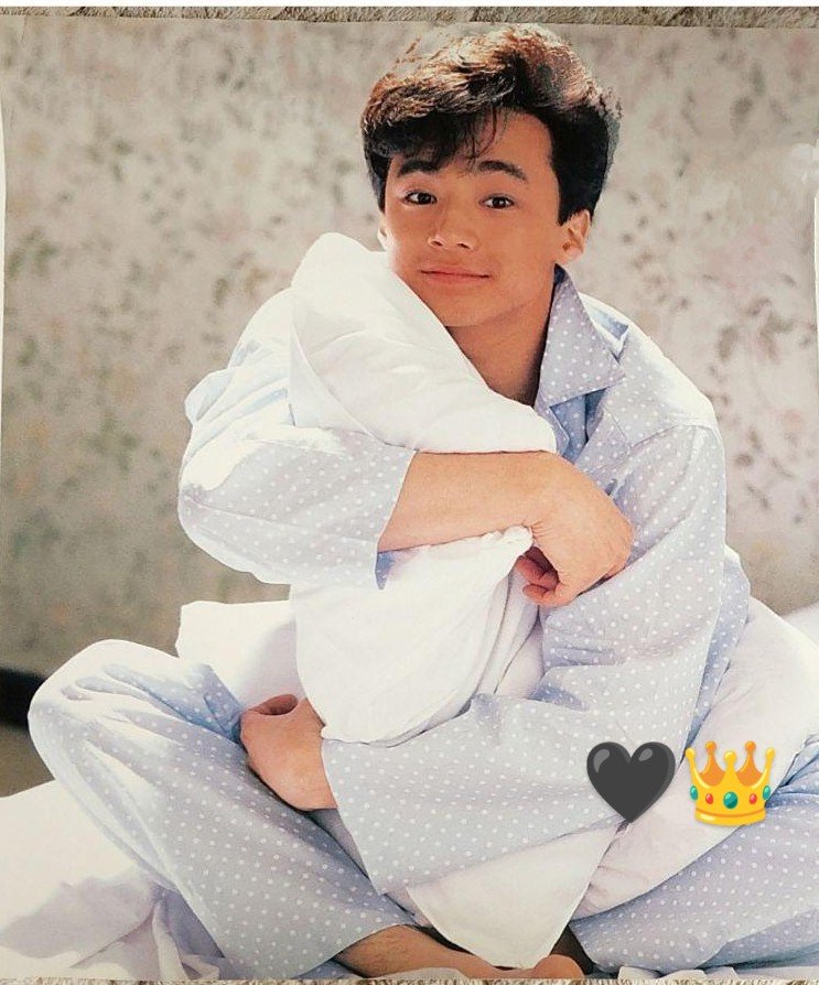 miyos07702094's tweet photo. ヒガシくん🖤お誕生日おめでとうございます🎉

レコードを聴いて、歌番組を見て、コンサートに胸を躍らせていたあの頃から何十年。はじめて会った時、気さくに話しかけてくれたのはヒガシくん、あなたでした。当時小学生だったうちは、ビックリして姉の後ろに隠れたけど😅　

あの美しいターンも、キレのあるダンスも、真っ直ぐな眼差しも今なお健在。

還暦を迎えたとは思えないヒガシくん
どうか健康第一で✨️
幸せを願っています🙏

そしていつの日か、また表舞台で輝くあなたの姿を見られる日を楽しみにしています🍀
あなたの帰りを待っているファンはたくさんいます。

もちろん、赤の王子さまも、黄色の王子さまもね✨

素敵な還暦イヤーになりますように🎂

#ニキカツヒガシくん〜ヒガシくん生誕祭り2026年
#ずっとヒガシくんを待ってる❤💛🖤