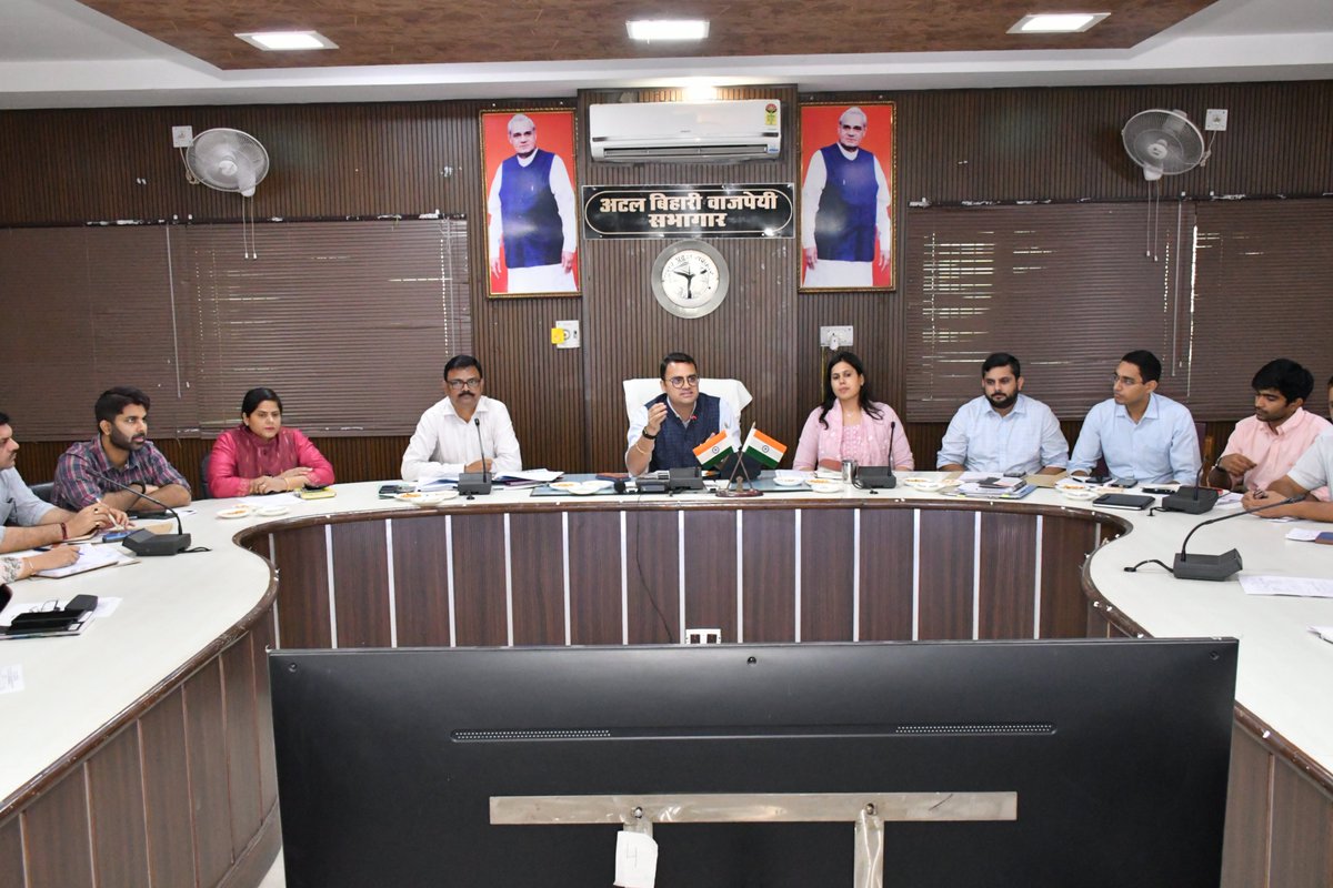 dmbudaun's tweet photo. जनगणना-2027 के द्वितीय चरण की गणना की अग्रिम तैयारियों एवं फील्ड कार्य के संबंध में मास्टर ट्रेनर द्वारा ओरिएंटेशन कार्यक्रम कलेक्ट्रेट स्थित सभागार में आयोजित किया गया। कार्यक्रम में गणना कार्य से संबंधित आवश्यक जानकारी दी गई।
@UPGovt
@CMOfficeUP
@CommissionerBA1
@DCO_UP https://t.co/kDHArOLRPJ