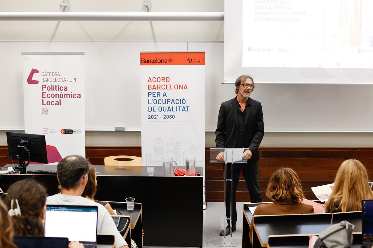 KSNET_'s tweet photo. 🤝 Ahir vam assistir a la presentació del nou conveni entre @barcelonactiva i la @catedrapel

🎓 A més, vam poder gaudir de la classe magistral en avaluació de polítiques públiques que la Dra. Rosina Moreno va impartir als estudiants del grau en CC Polítiques i de l'Administració https://t.co/q6AVJIOcJl