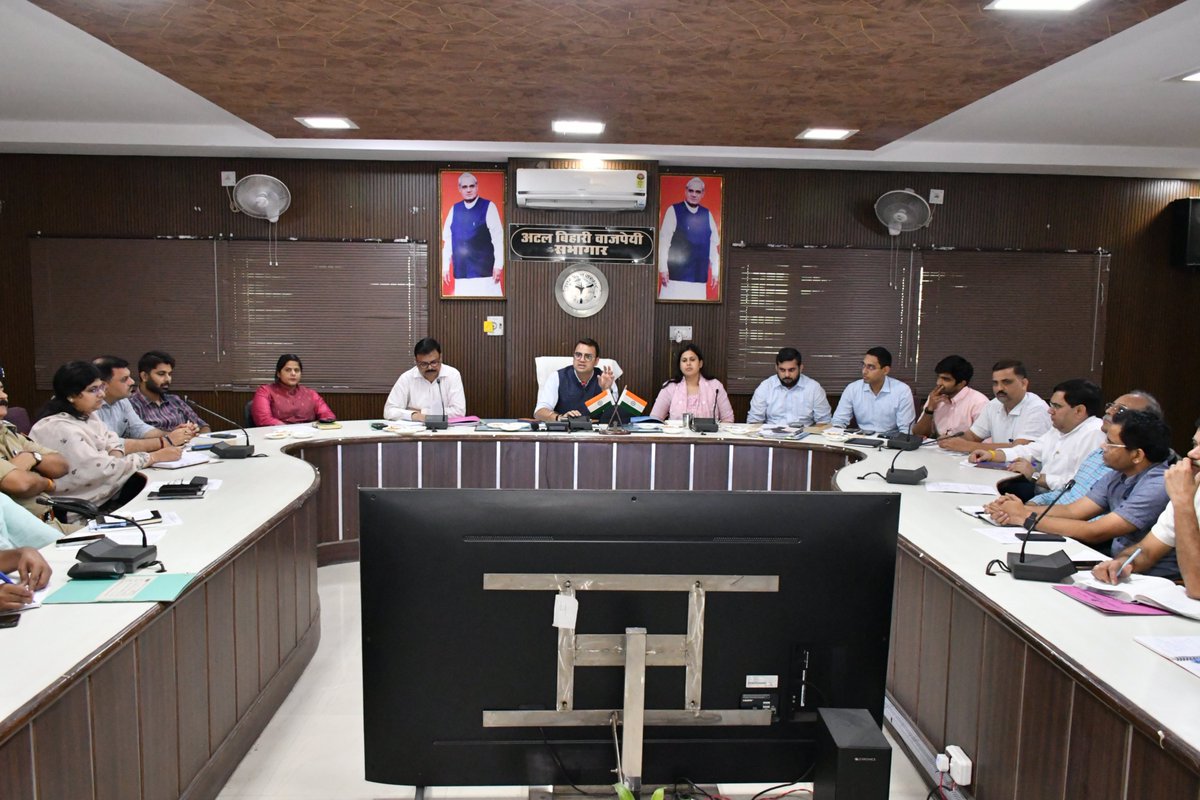 dmbudaun's tweet photo. जनगणना-2027 के द्वितीय चरण की गणना की अग्रिम तैयारियों एवं फील्ड कार्य के संबंध में मास्टर ट्रेनर द्वारा ओरिएंटेशन कार्यक्रम कलेक्ट्रेट स्थित सभागार में आयोजित किया गया। कार्यक्रम में गणना कार्य से संबंधित आवश्यक जानकारी दी गई।
@UPGovt
@CMOfficeUP
@CommissionerBA1
@DCO_UP https://t.co/kDHArOLRPJ
