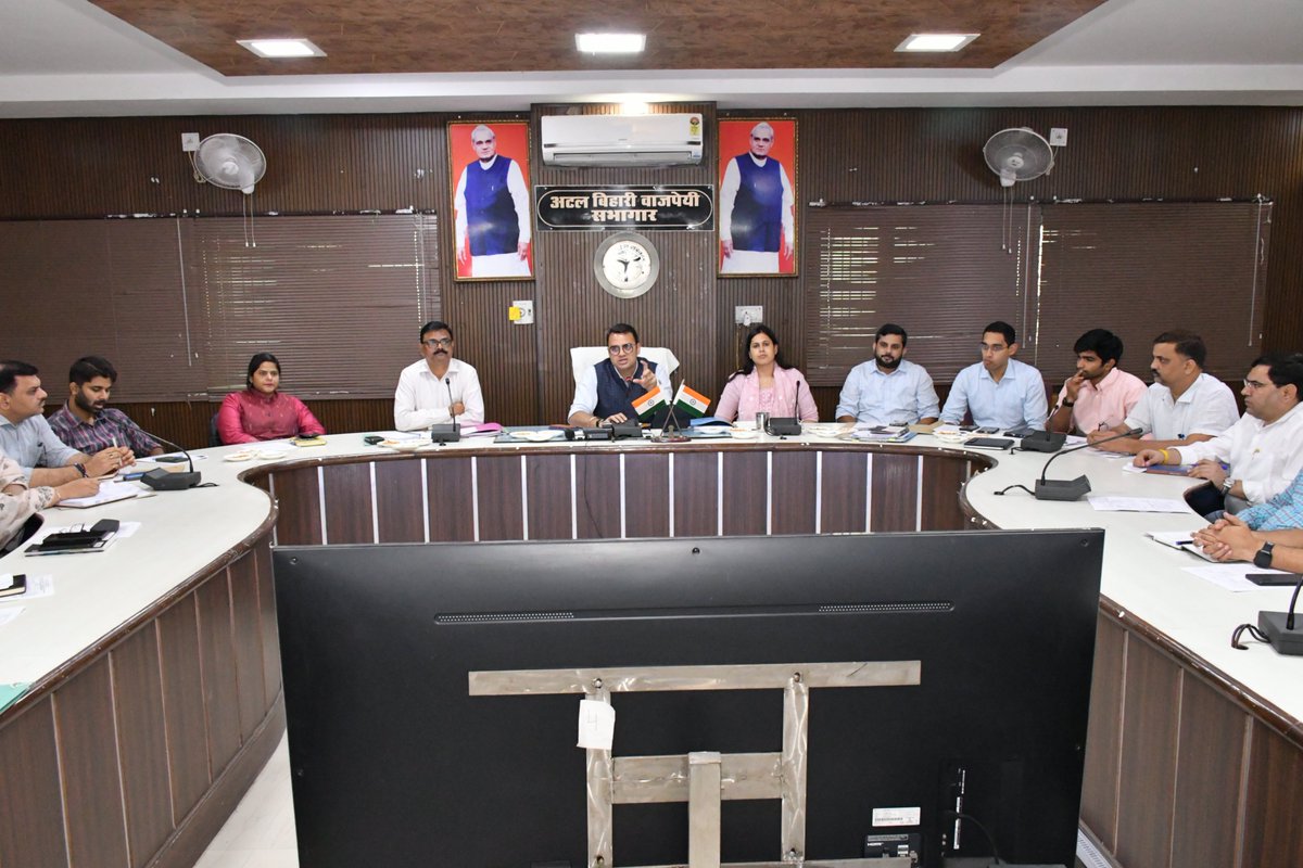 dmbudaun's tweet photo. जनगणना-2027 के द्वितीय चरण की गणना की अग्रिम तैयारियों एवं फील्ड कार्य के संबंध में मास्टर ट्रेनर द्वारा ओरिएंटेशन कार्यक्रम कलेक्ट्रेट स्थित सभागार में आयोजित किया गया। कार्यक्रम में गणना कार्य से संबंधित आवश्यक जानकारी दी गई।
@UPGovt
@CMOfficeUP
@CommissionerBA1
@DCO_UP https://t.co/kDHArOLRPJ