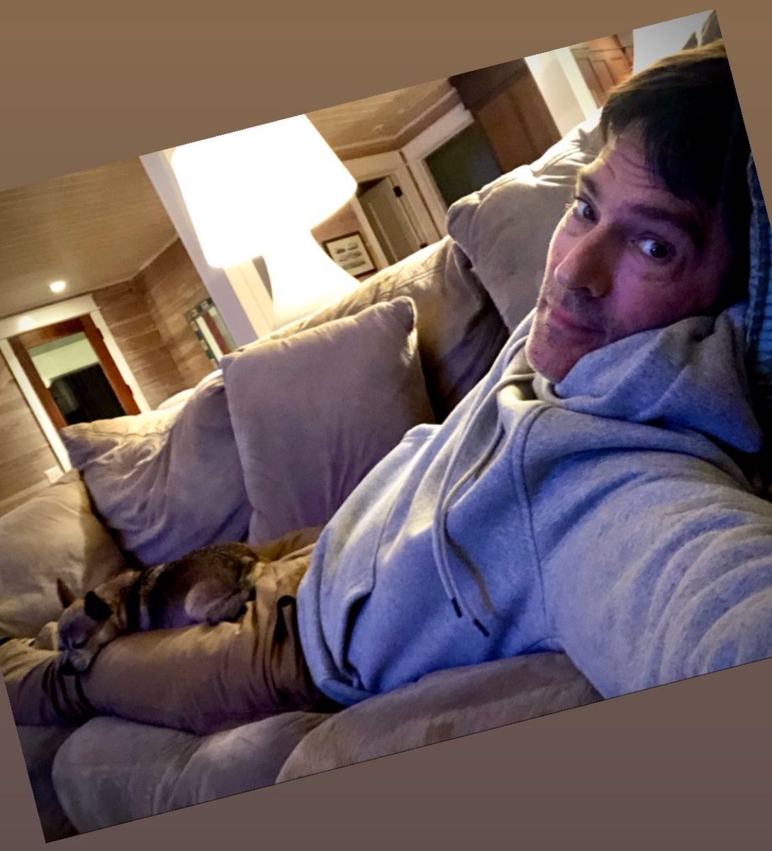 ivysamortentia's tweet photo. this couch selfie always does it for me https://t.co/dumzvNd3Gt