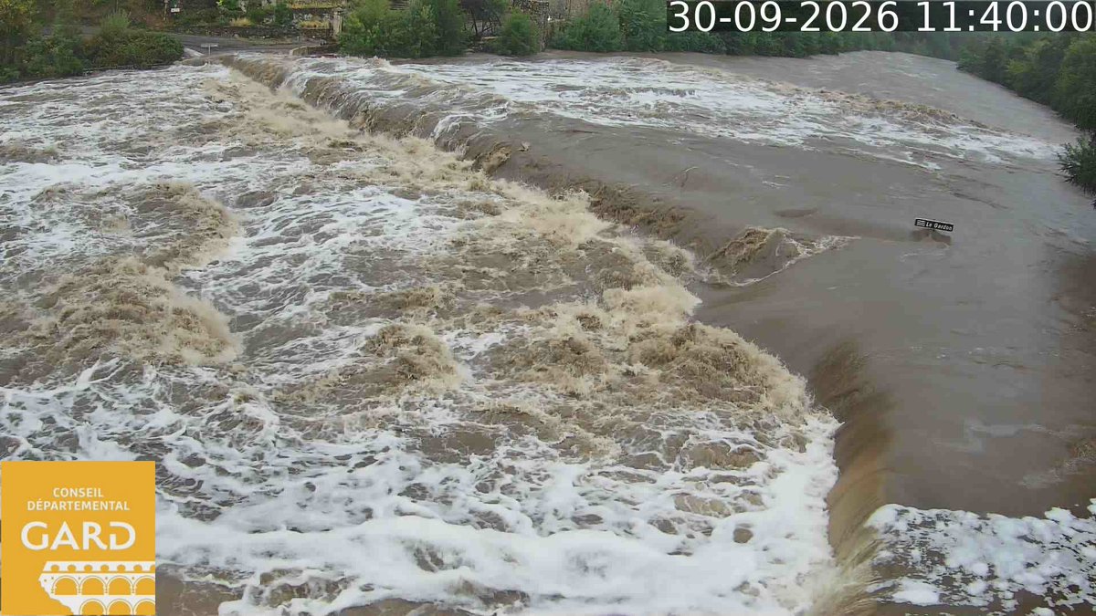 MeteoFrance_SE's tweet photo. ⛈️Les premières conséquences sont déjà visibles dans les Cévennes comme ici sur le Gardon près d'Anduze

La prudence absolue s'impose sur les départements en #VigilanceRouge 🔴

Images https://t.co/oWHO7Nf8Zb https://t.co/lkls0UIRK3