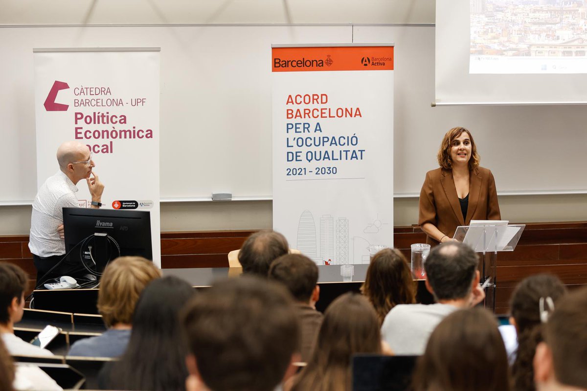 KSNET_'s tweet photo. 🤝 Ahir vam assistir a la presentació del nou conveni entre @barcelonactiva i la @catedrapel

🎓 A més, vam poder gaudir de la classe magistral en avaluació de polítiques públiques que la Dra. Rosina Moreno va impartir als estudiants del grau en CC Polítiques i de l'Administració https://t.co/q6AVJIOcJl