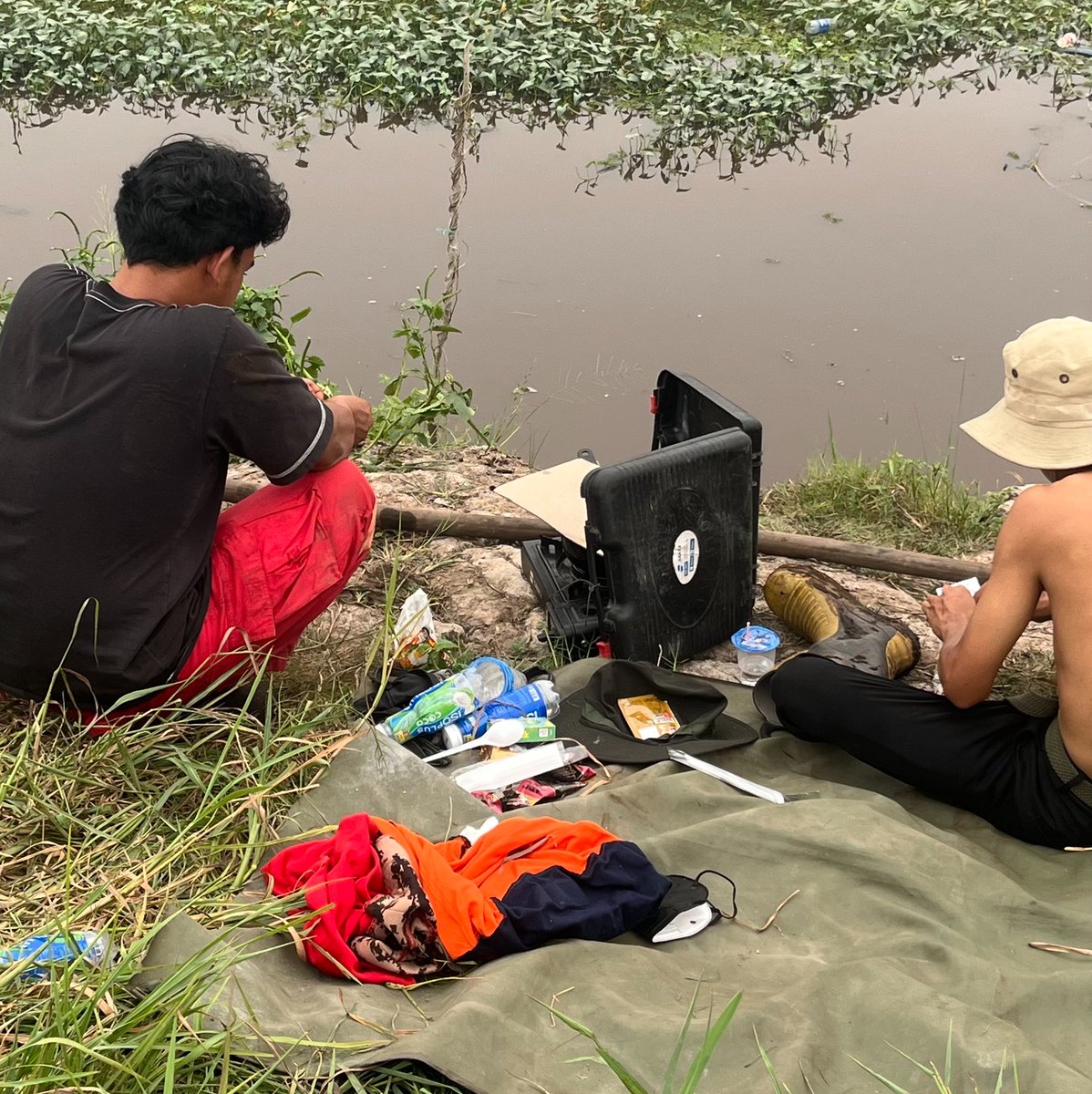 greencitzen's tweet photo. ❗️All Eyes on Kalimantan❗️

Sudah beberapa hari ini, relawan di Palangka Raya cuma makan Indomie kalau siang, karena honor mereka belum turun. 

Bantuan relawan juga mulai habis, mereka hanya mengandalkan indomie dan terkadang bantuan dari warga. https://t.co/EUIP0RJ9MW