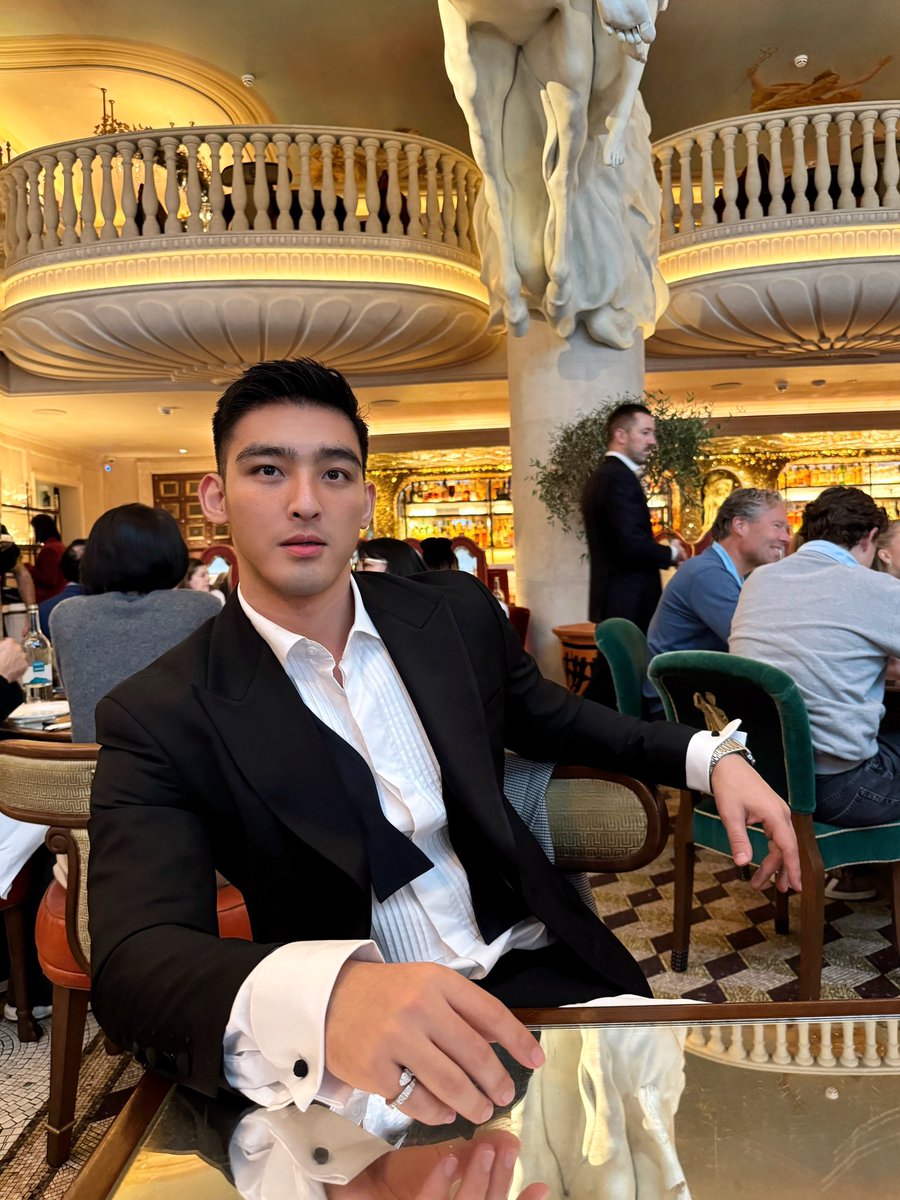 MNICK520's tweet photo. Dinner in London https://t.co/Q0VygtPt6c