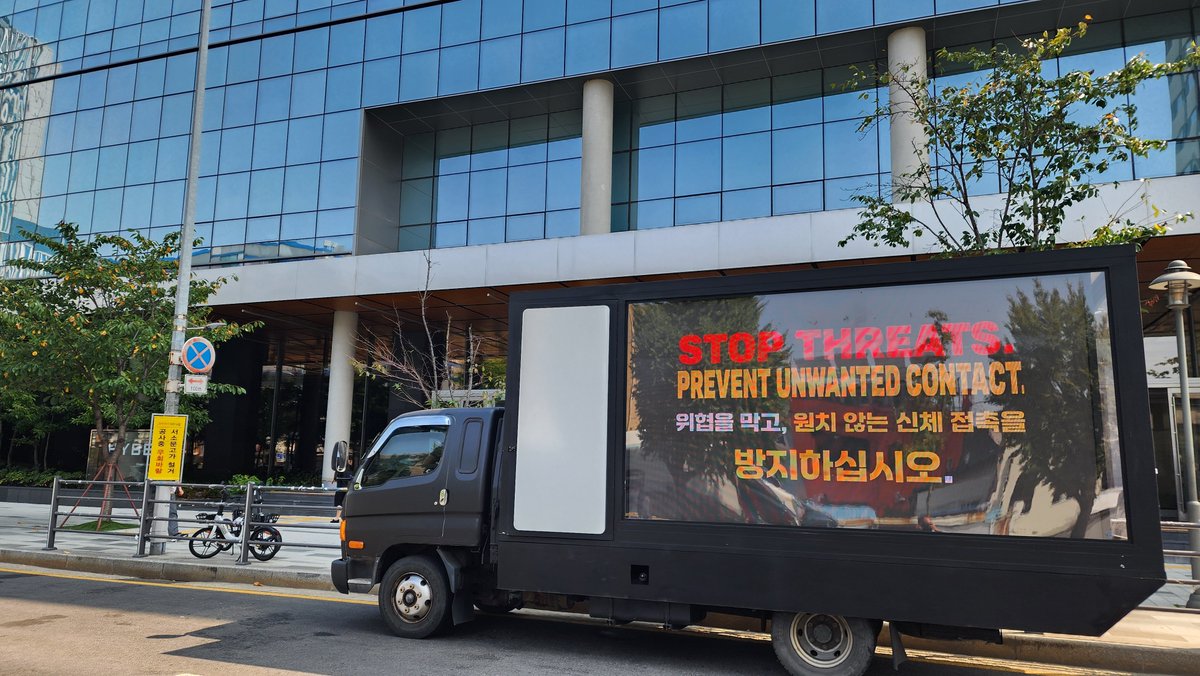 Tae_Singapore's tweet photo. That’s a wrap for today’s PROTECT TAEHYUNG LED TRUCK but we’re not done.

The truck will be back tomorrow from 10 AM–6 PM KST.

Until then, do not stop speaking.

Let your voices rise. Let them be heard. Let them be LOUDER.

WE DEMAND HYBE/BIGHIT TAKE THESE THREATS SERIOUSLY!

@HYBEOFFICIALtwt @bts_bighit 

PROTECT TAEHYUNG 
PROTECT YOUR ARTIST
BIGHIT AND HYBE TAKE ACTION
#ProtectTaehyung #ProtectYourArtist
