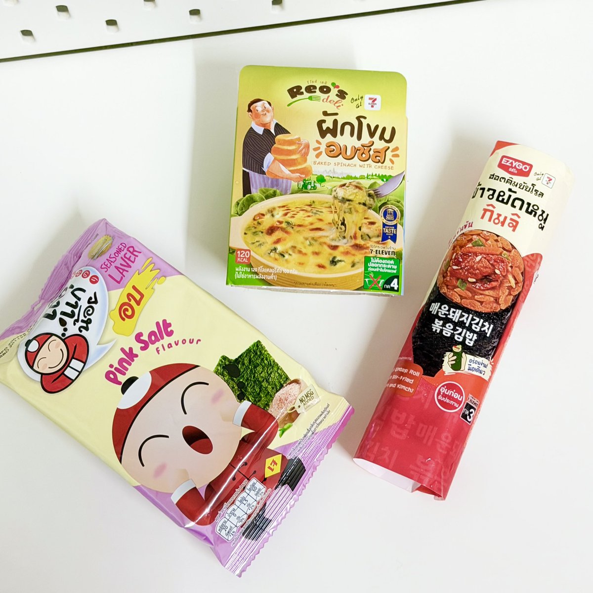 sunnflowergirl's tweet photo. ค้นพบสูตรของกินในเซเว่นที่อยากให้ลองมากก ผักโขมอบชีส + คิมบับ + ห่อสาหร่าย คือดูไม่น่าจะเกี่ยวกันแต่กินด้วยกันแล้วนัวเฉยย ห่อรวมเป็นคำเดียวคือมีทั้งชีสเยิ้มๆ ข้าวคิมบับ แล้วสาหร่ายมาตัดเค็มกรุบๆ อร่อยแบบอยากบอกต่อ ยอมอ้วนเลยล่ะะ 5555
#รีวิวเซเว่น #Reosdeli #ผักโขมอบชีส https://t.co/bs2HuBkccu