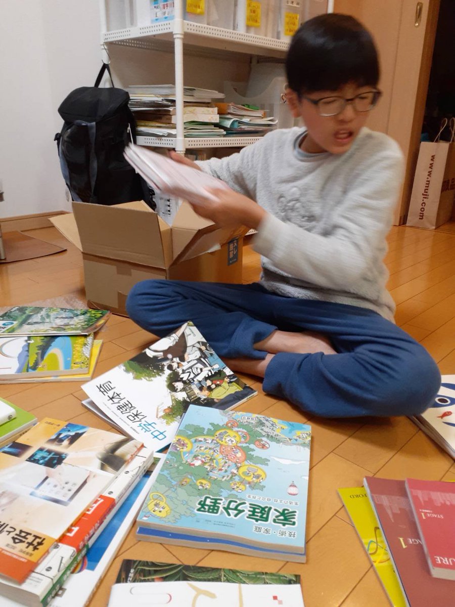 yeonjun_tdj's tweet photo. 中学の教科書送られてきて、あからさまに嫌そうな顔するヲレかわいい https://t.co/n2DmSBRdLM