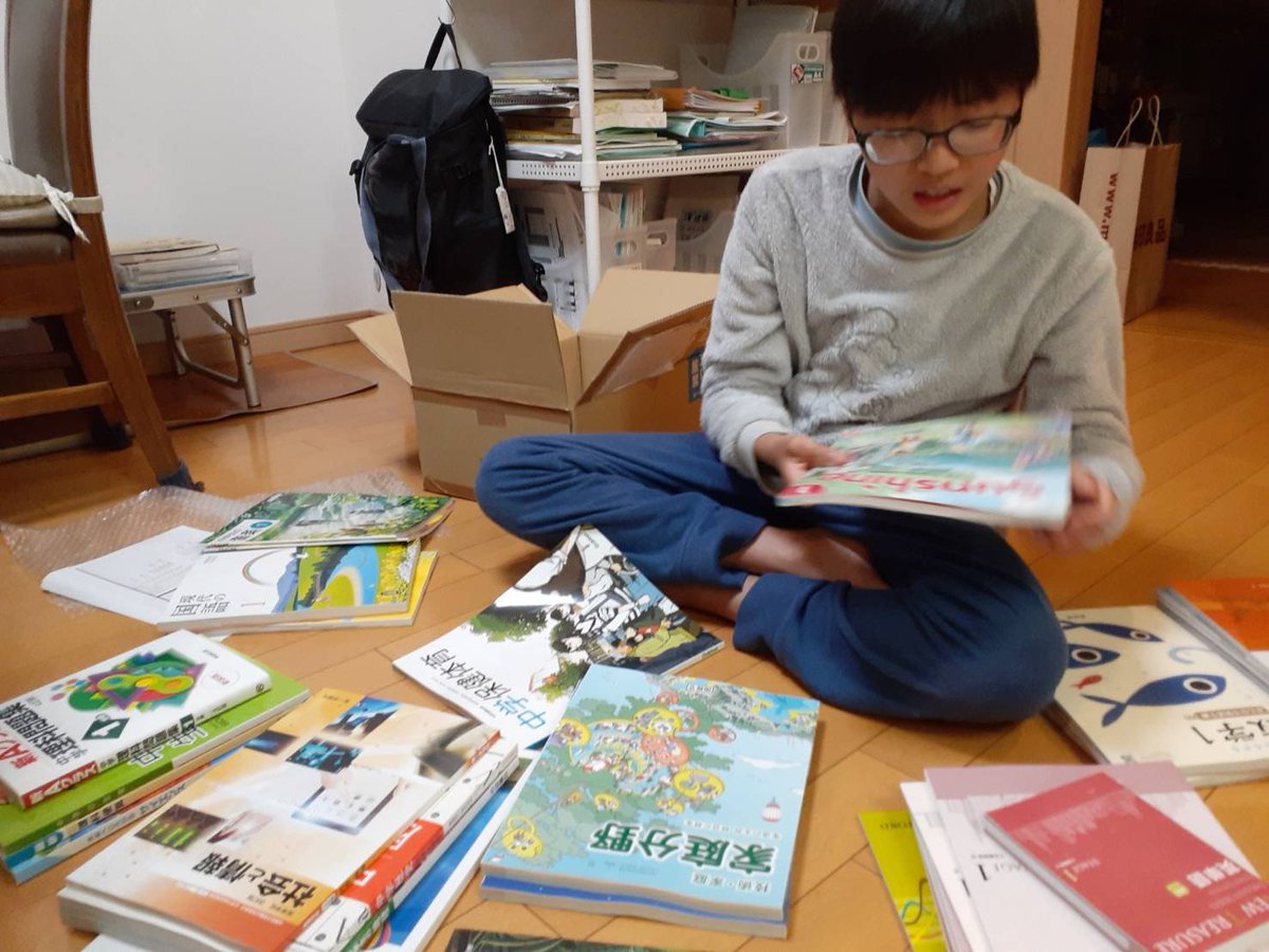 yeonjun_tdj's tweet photo. 中学の教科書送られてきて、あからさまに嫌そうな顔するヲレかわいい https://t.co/n2DmSBRdLM