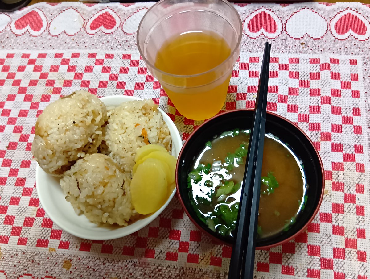 hir7148's tweet photo. 10日の夕飯は、仏様のお供え更新で和菓子などを食べたため無し。
11日は、筍飯のおにぎりと、赤だし。
12日はメンチカツカレー
と野菜サラダ。
13日はハンバーグカレーとわかめスープ。 https://t.co/2X9okSui5g